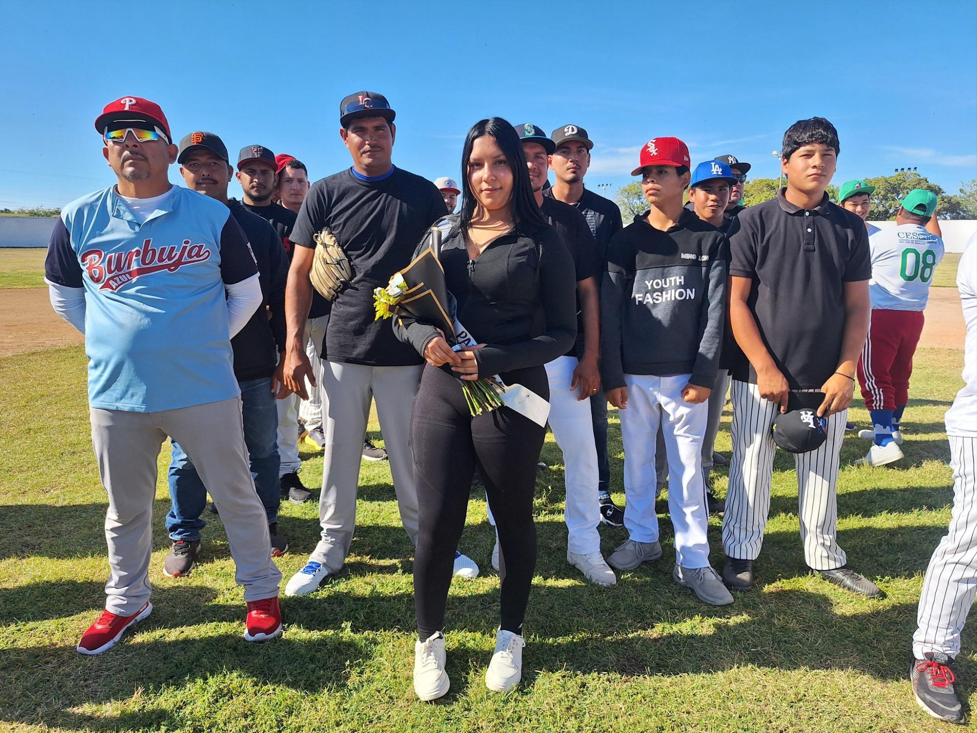 $!Adrián Ulises Hernández lanza la primera bola en inauguración de Ligas de Beisbol de Escuinapa