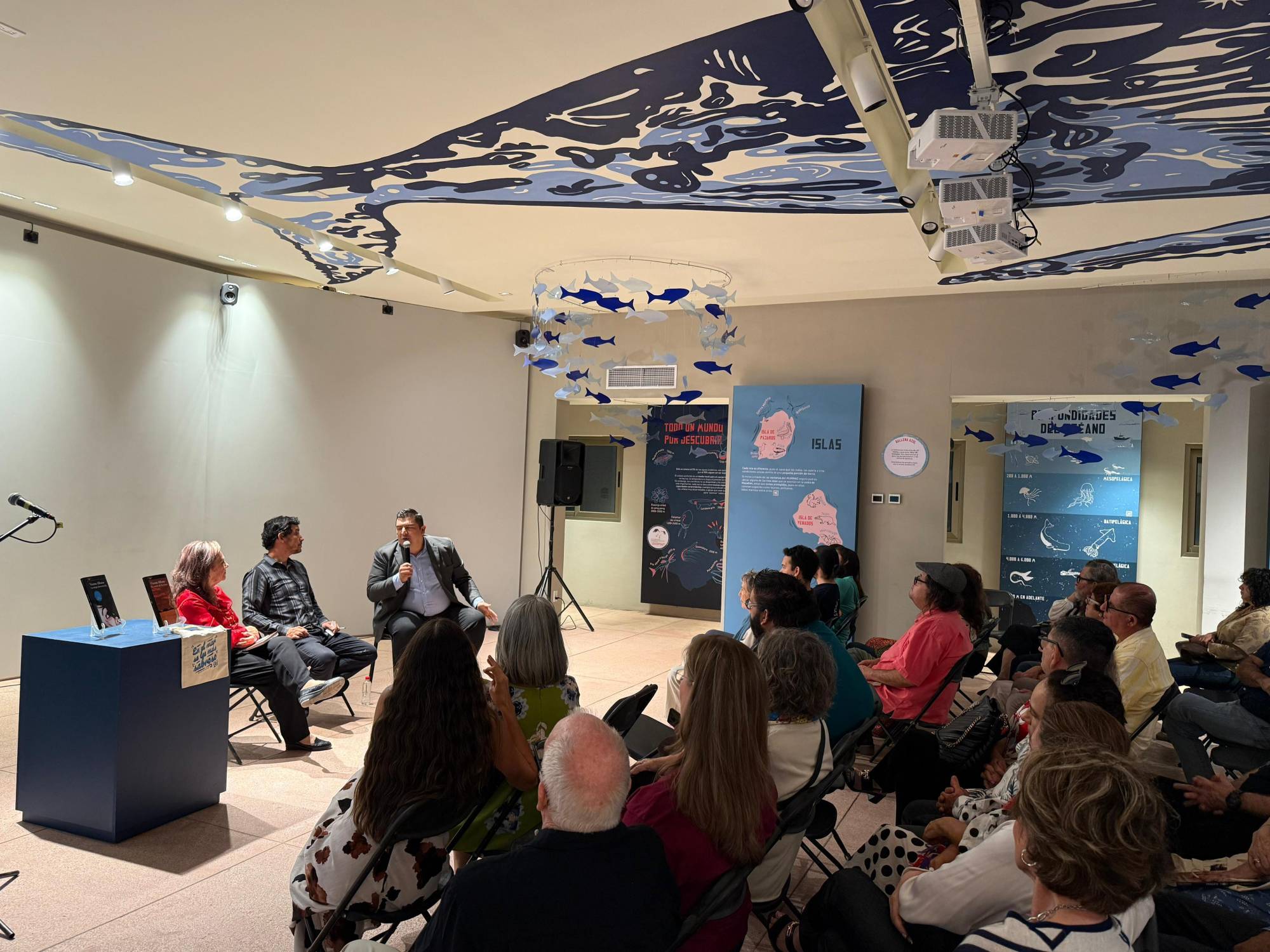 $!El público asistente escuchó con atención este viaje entre historia, memoria y ficción.