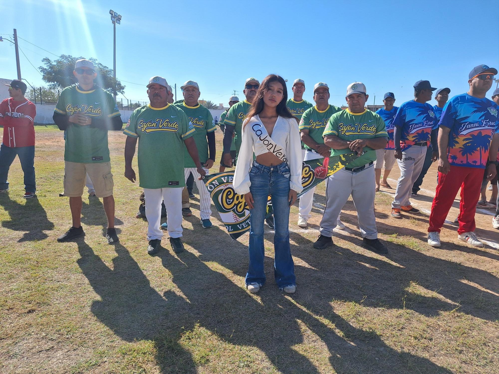 $!Adrián Ulises Hernández lanza la primera bola en inauguración de Ligas de Beisbol de Escuinapa