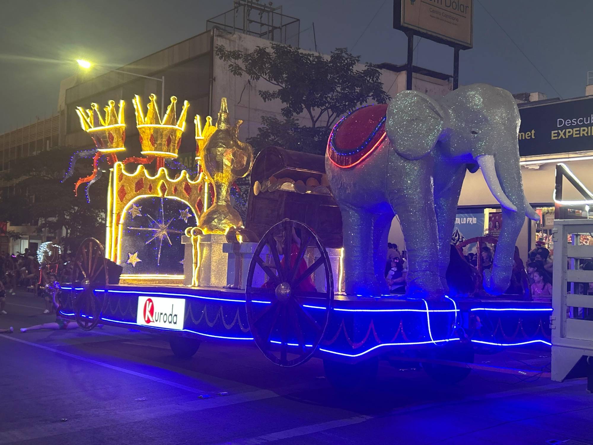 $!La ciudad se ilumina con el tradicional Desfile Navideño de Culiacán 2025