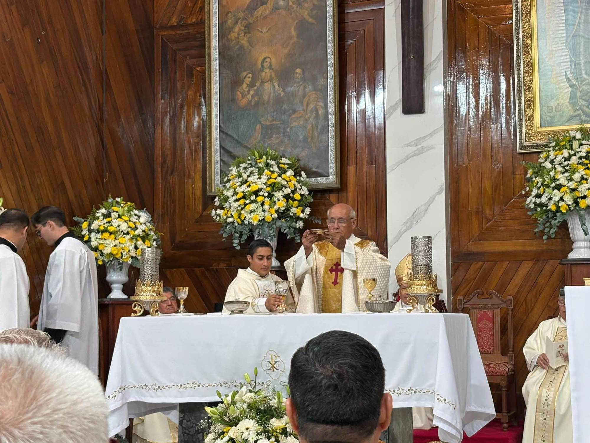 $!Padre Amador Campos Serrano durante la consagración.