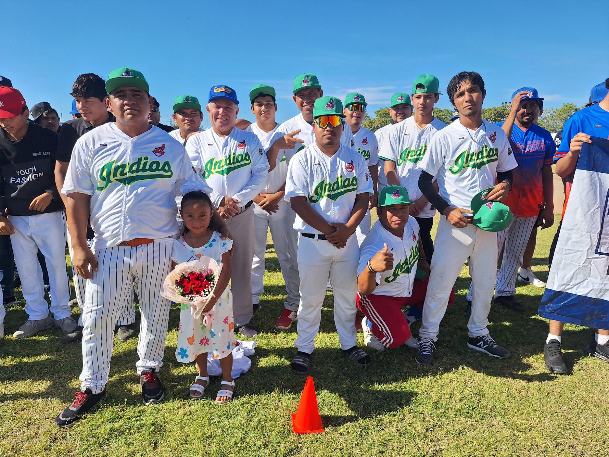 $!Adrián Ulises Hernández lanza la primera bola en inauguración de Ligas de Beisbol de Escuinapa