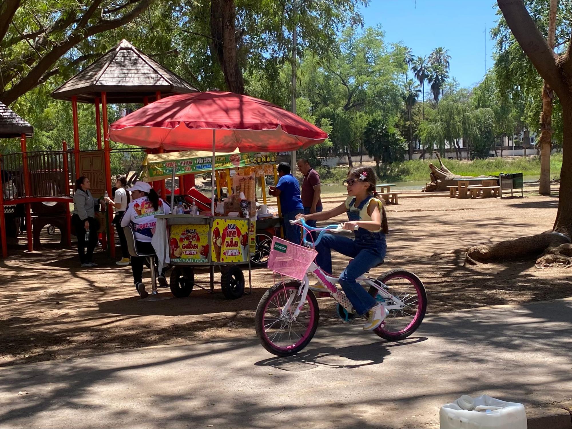 $!Familias disfrutan sus vacaciones a orillas del río Tamazula en Culiacán