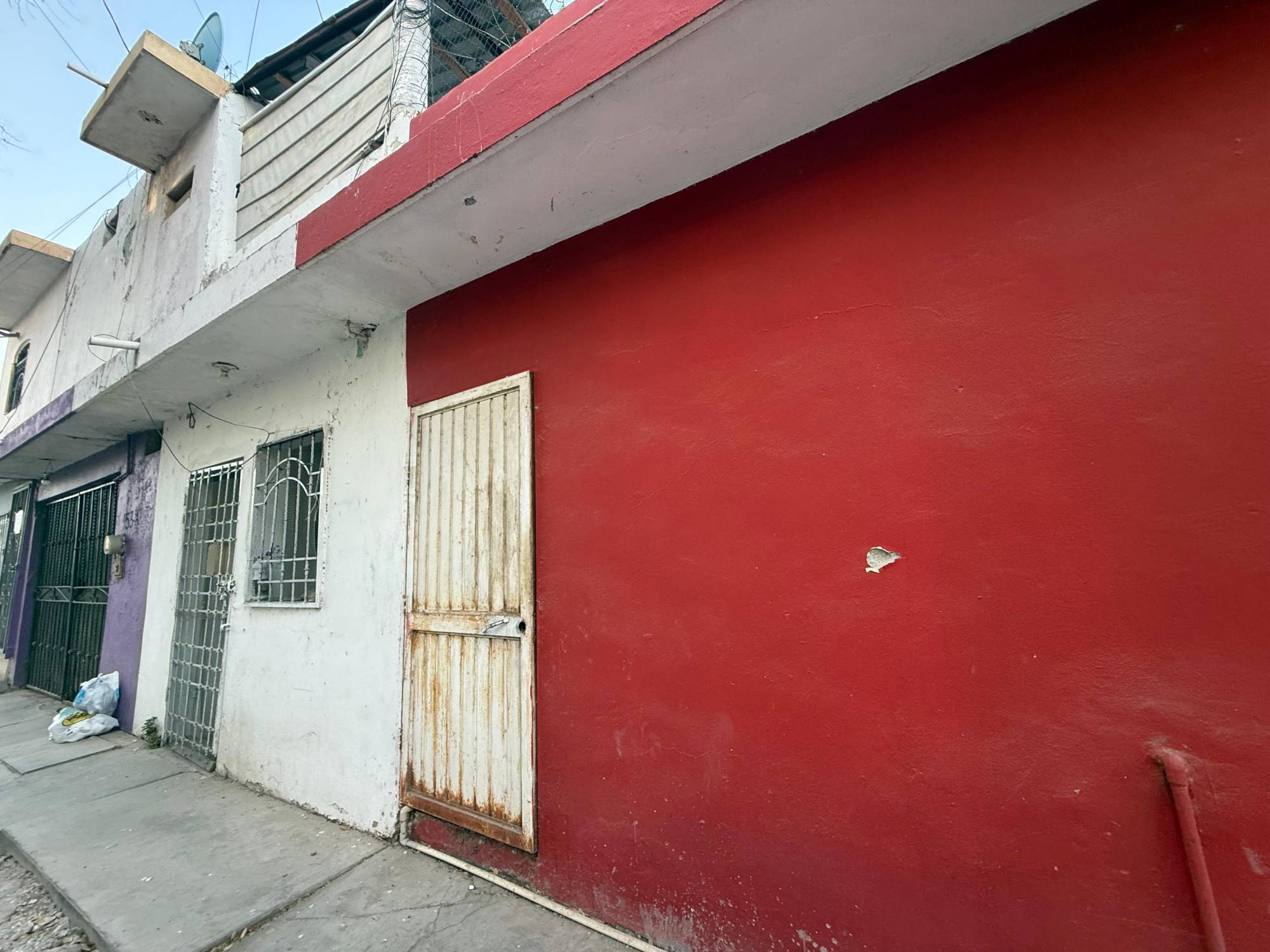 $!Persecución armada deja daños en dos viviendas de la colonia Guadalupe Victoria, en Culiacán