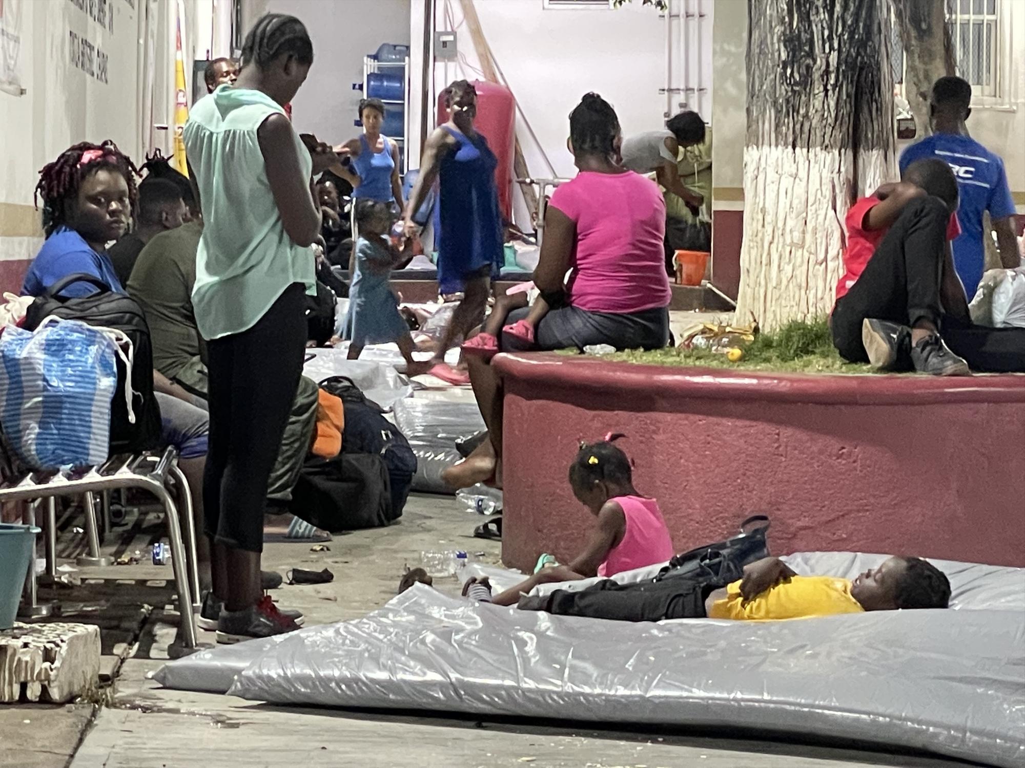 $!Mujeres migrantes haitianas recluidas en una estación migratoria del INM en México.