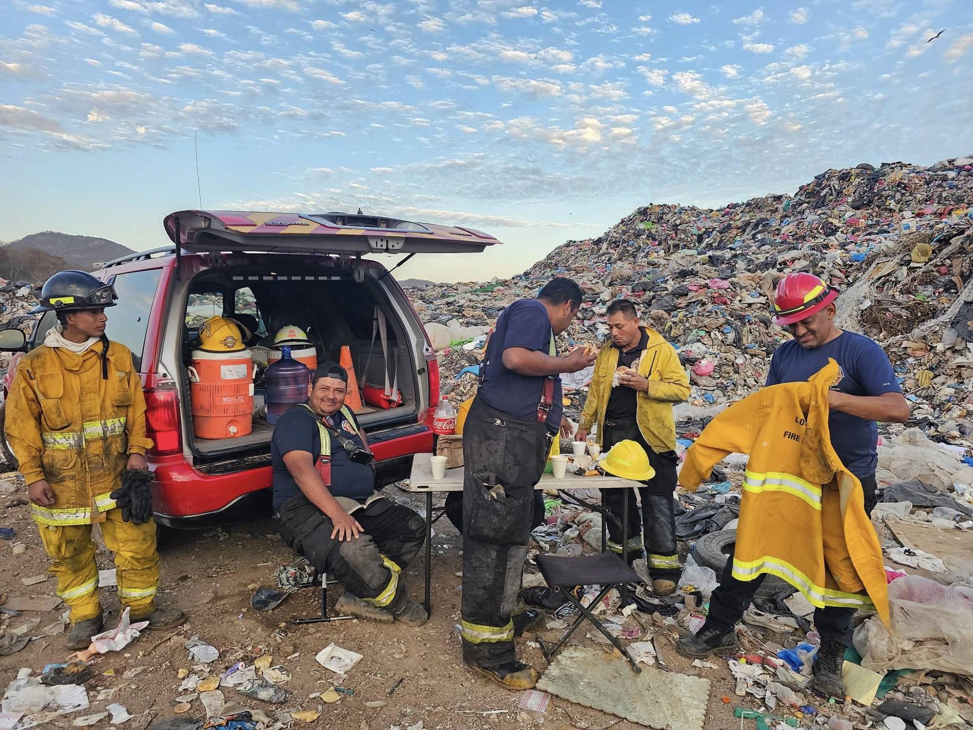 $!Bomberos combaten un nuevo incendio en el Basurón Municipal de Mazatlán