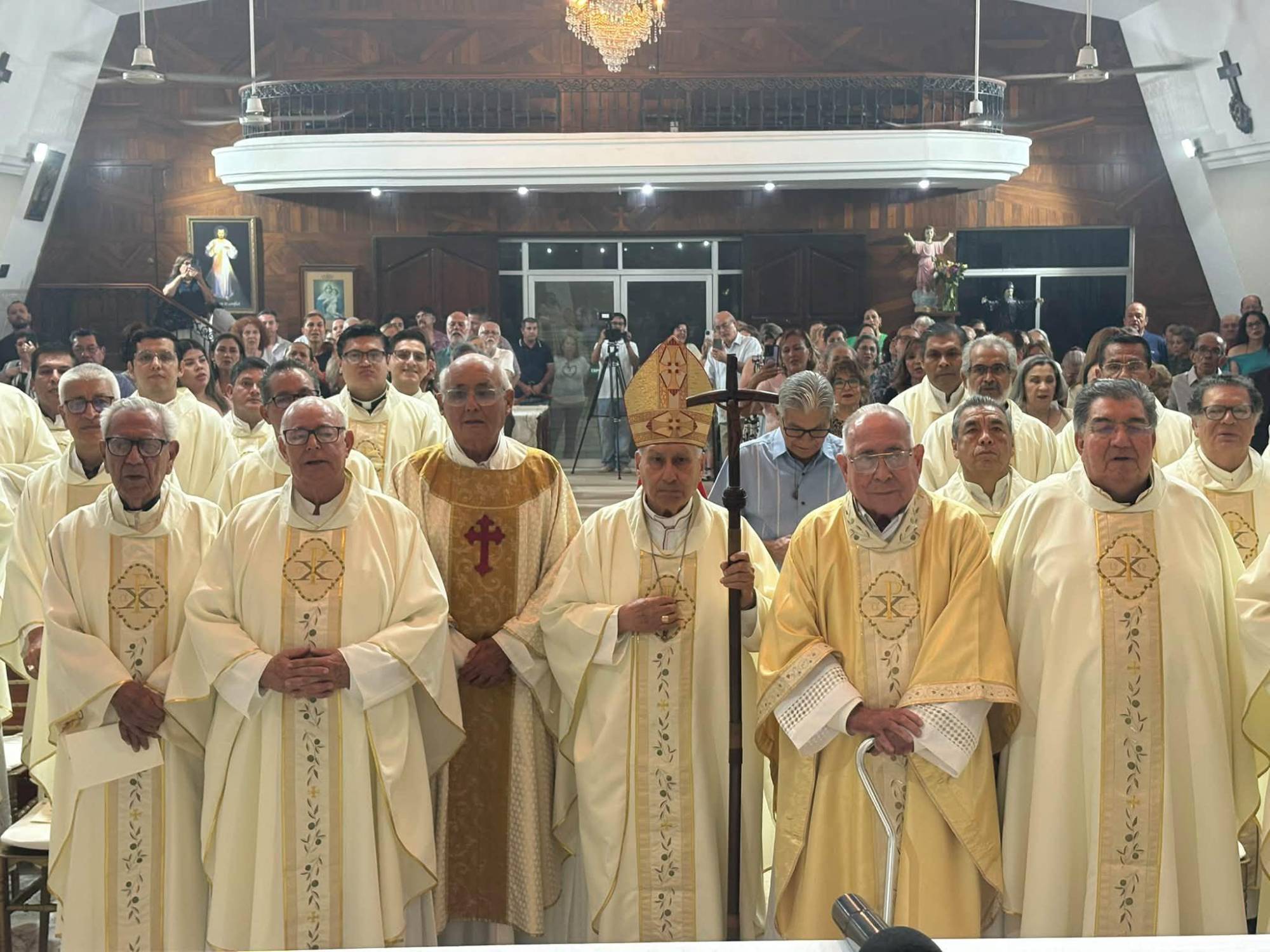 $!Sacerdotes de la Diócesis de Mazatlán acompañan la celebración.