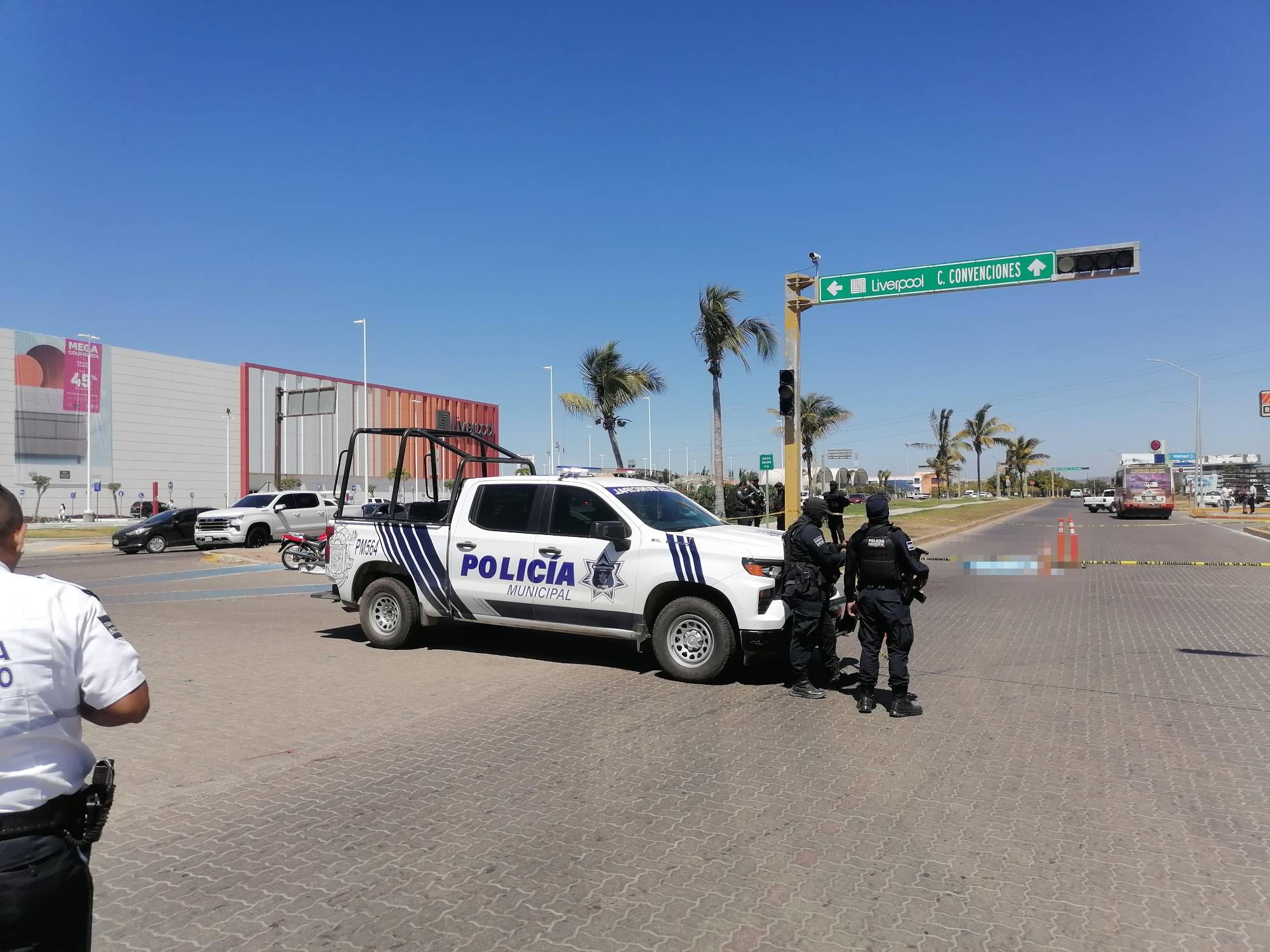 $!Mujer muere arrollada por camión urbano de los rojos frente a centro comercial de Marina Mazatlán
