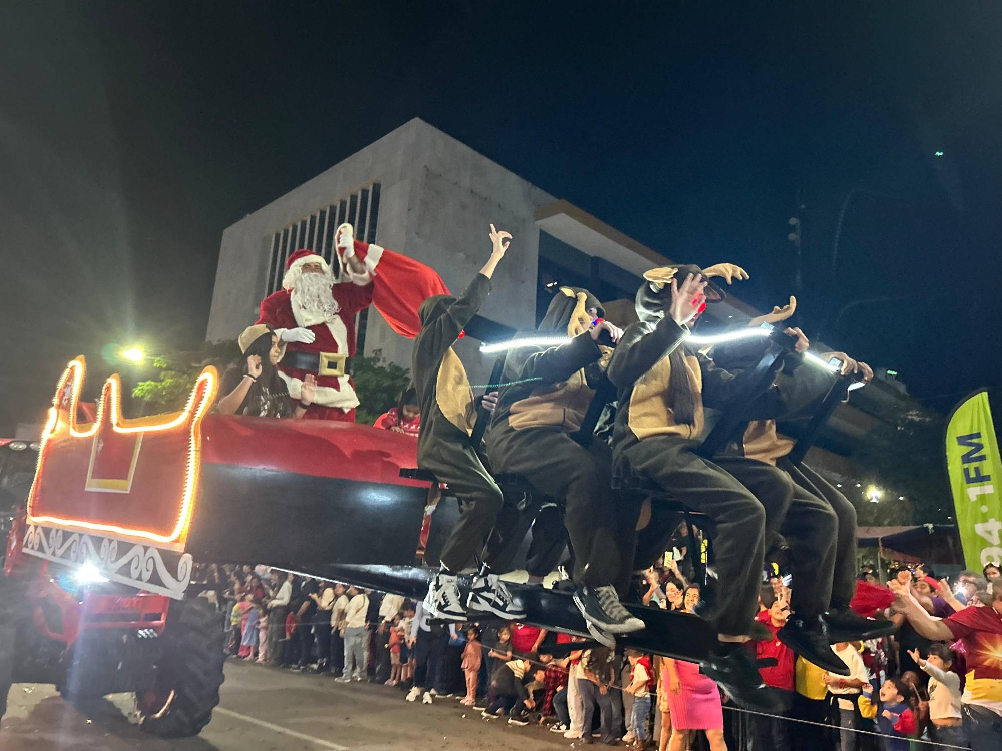 $!La ciudad se ilumina con el tradicional Desfile Navideño de Culiacán 2025