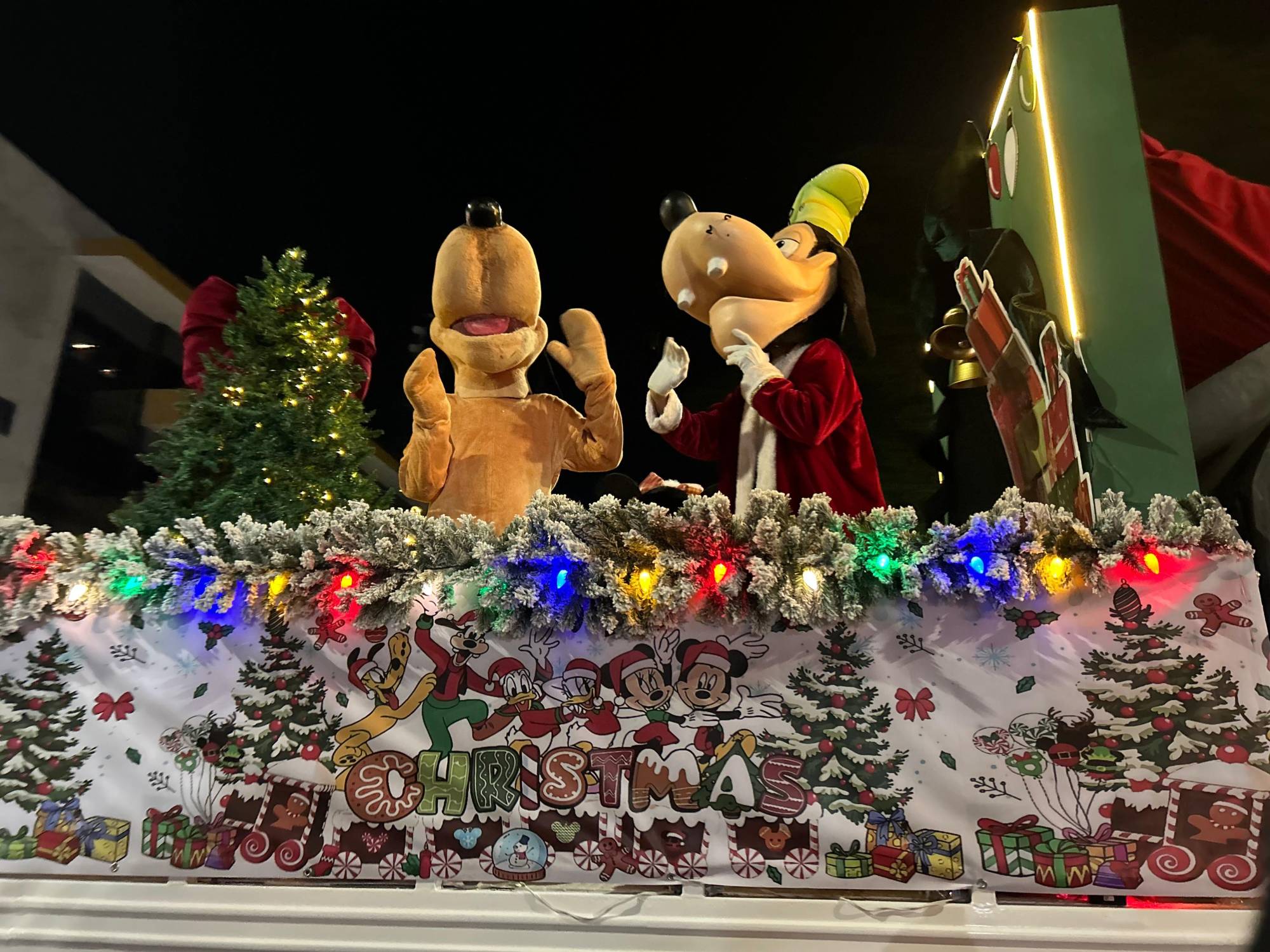 $!La ciudad se ilumina con el tradicional Desfile Navideño de Culiacán 2025