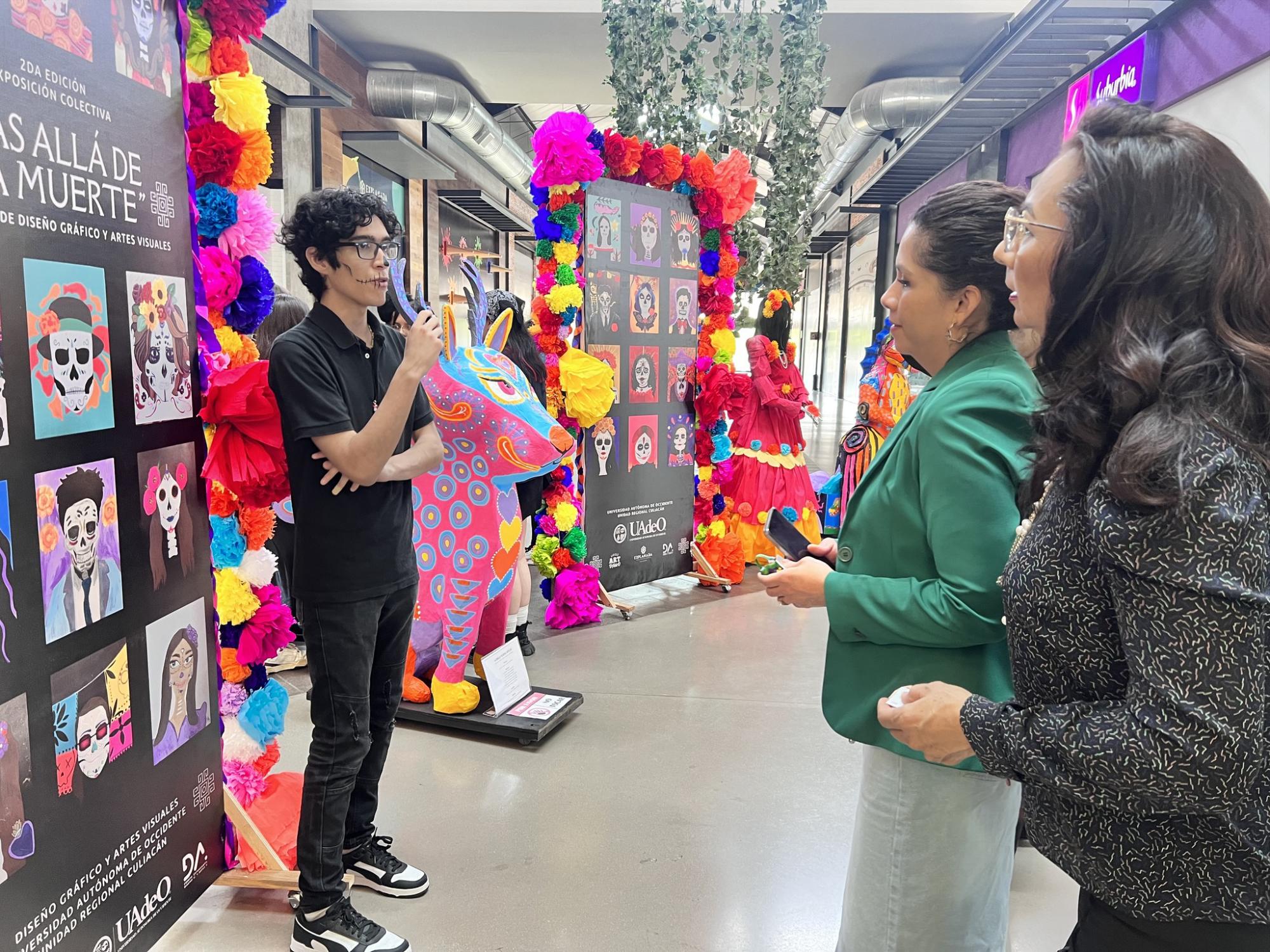 $!Alumnos comparten información sobre la muestra con el público.