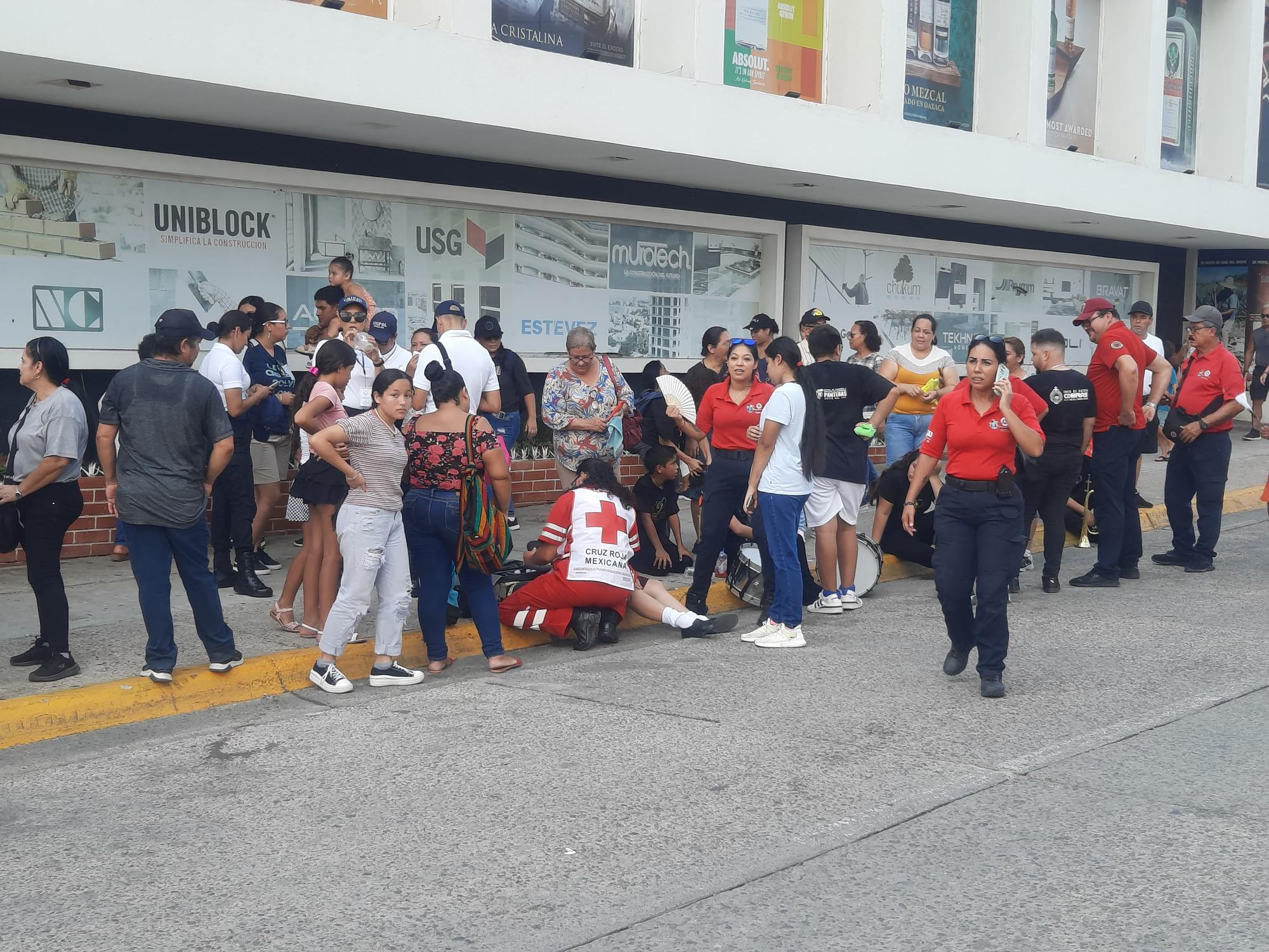 $!Atienden a 8 personas por fatiga por calor tras desfile en Mazatlán