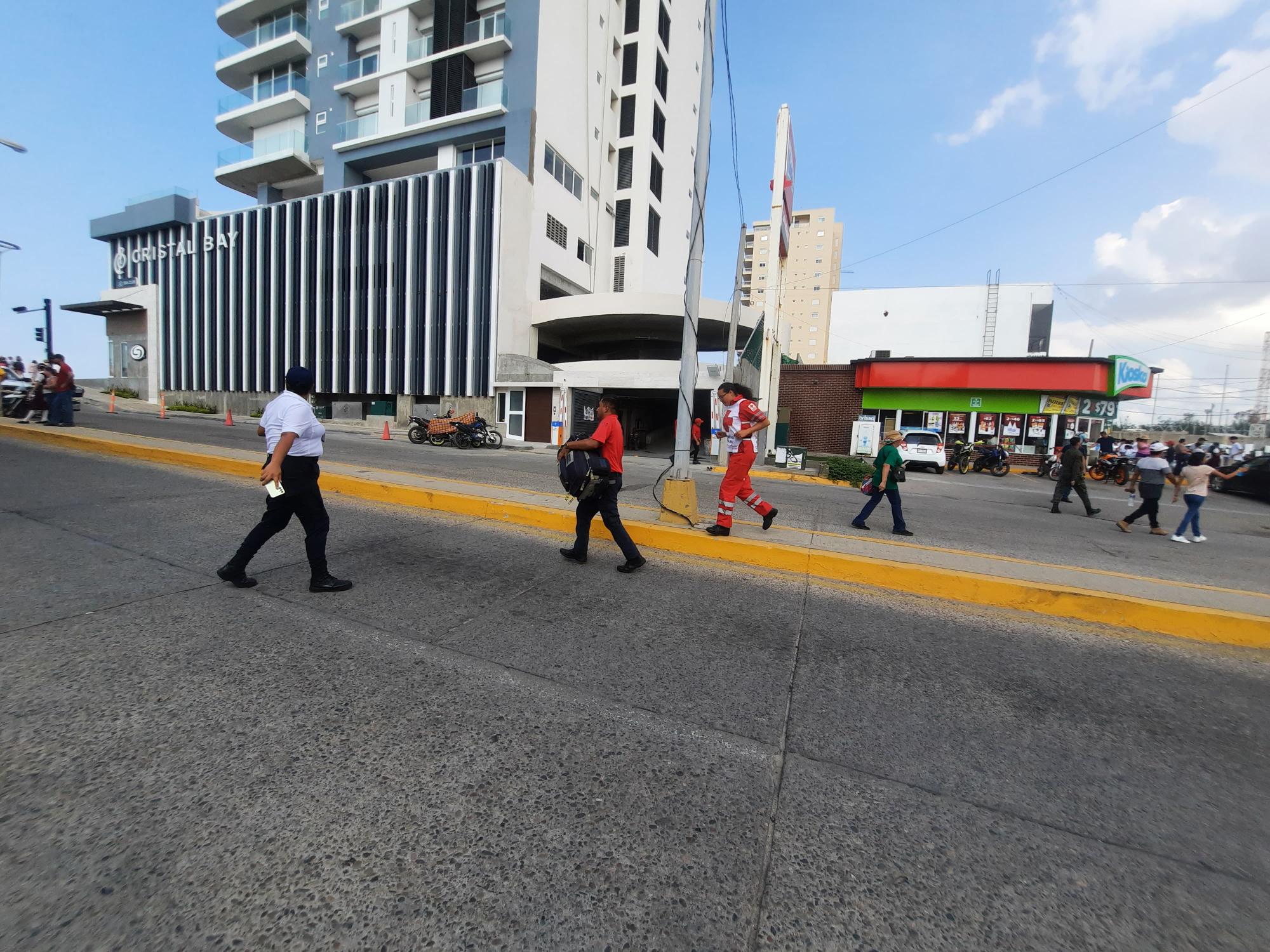 $!Atienden a 8 personas por fatiga por calor tras desfile en Mazatlán
