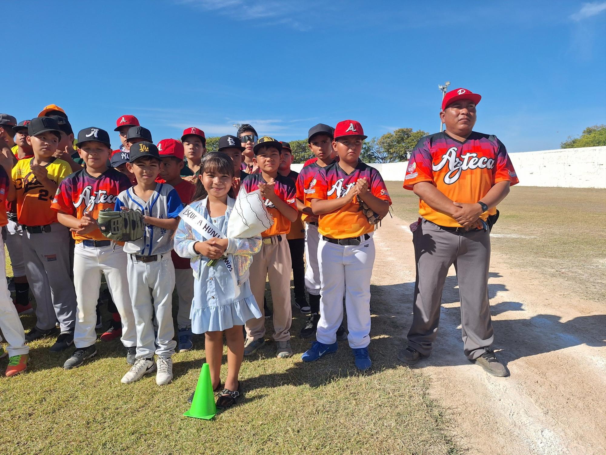 $!Adrián Ulises Hernández lanza la primera bola en inauguración de Ligas de Beisbol de Escuinapa