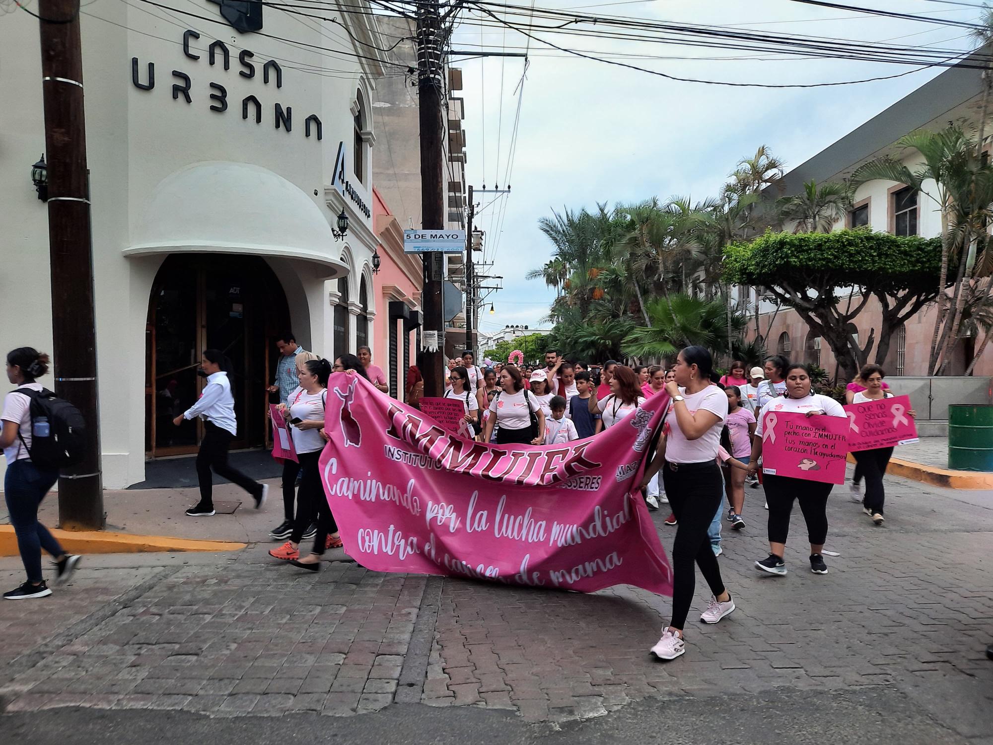 $!Marchan en Mazatlán en pro a la prevención al cáncer de mama