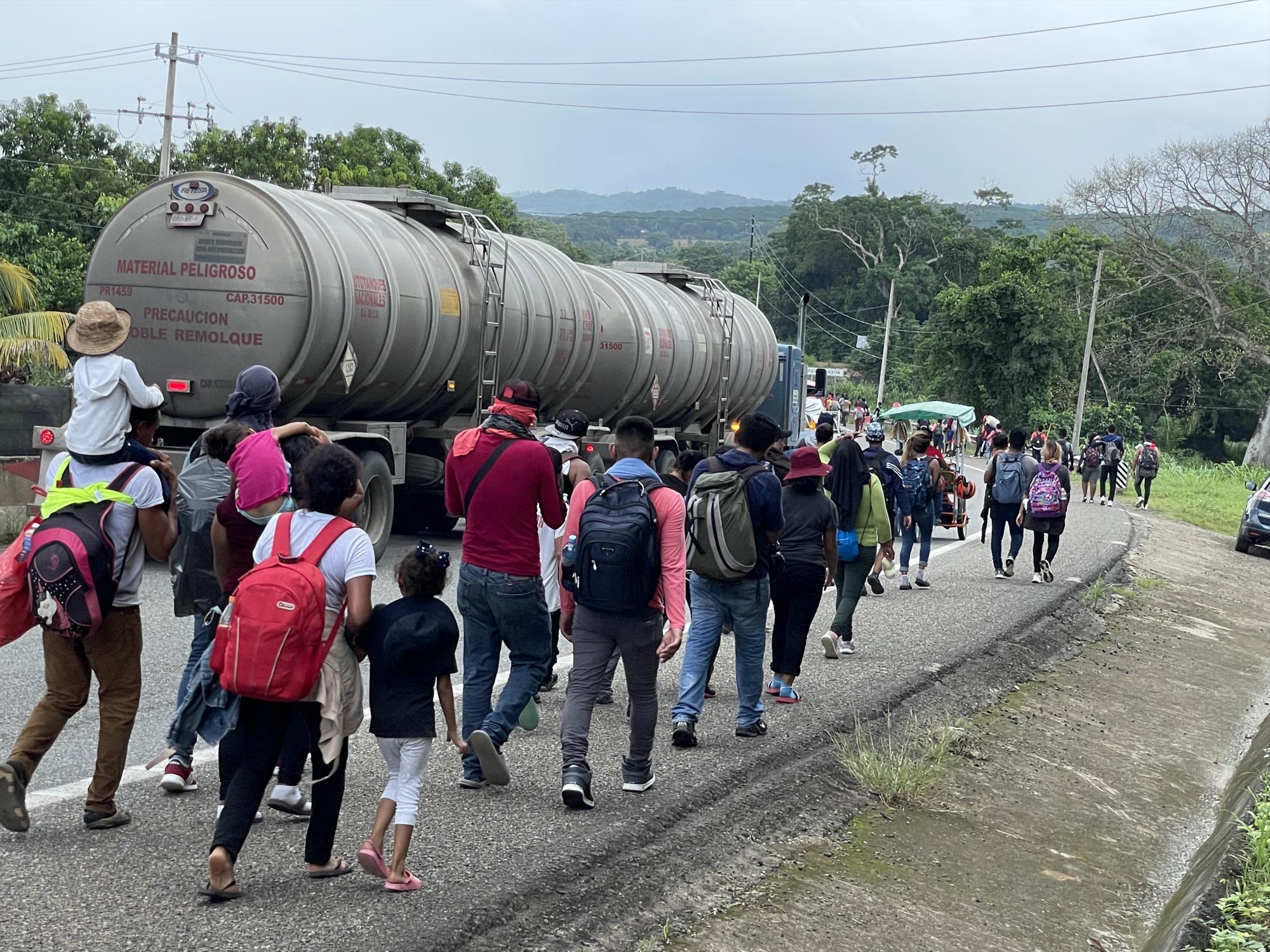 $!La imposibilidad de obtener refugio en México ha impulsado la formación de caravanas migrantes que buscan escapar de los operativos de contención.