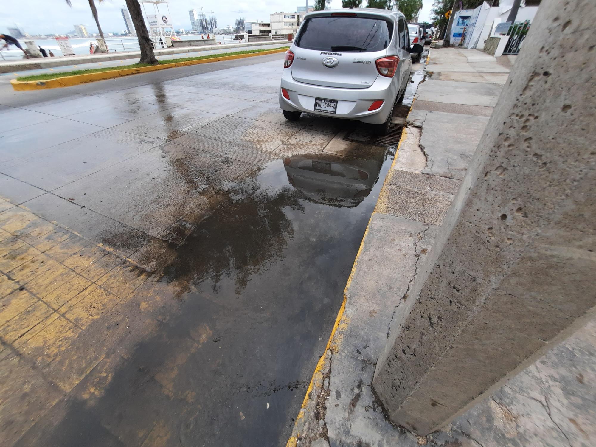$!Persisten descargas de aguas negras en playa Los Pinitos, en Mazatlán