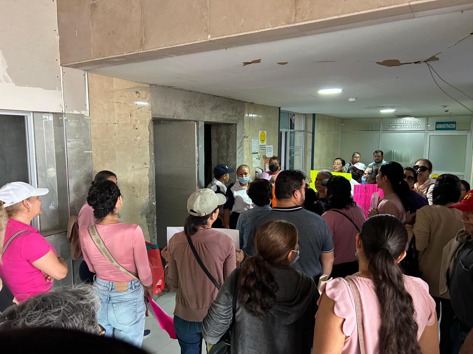 $!Se manifiestan pacientes de oncología del IMSS por desabasto de medicamento