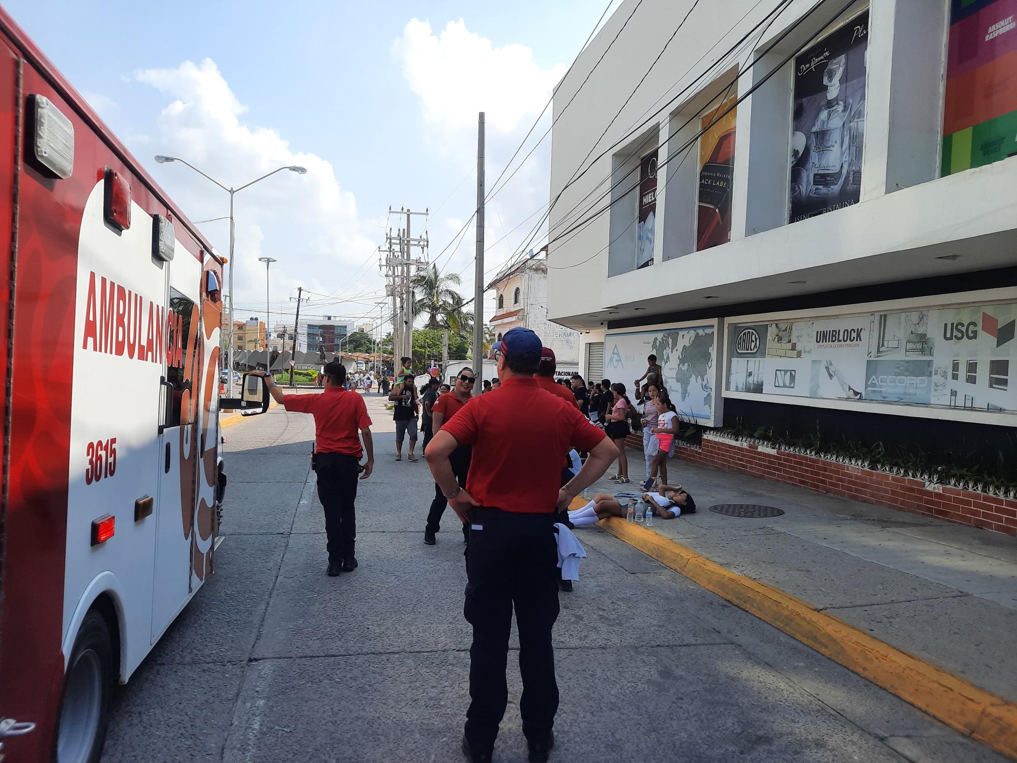 $!Atienden a 8 personas por fatiga por calor tras desfile en Mazatlán