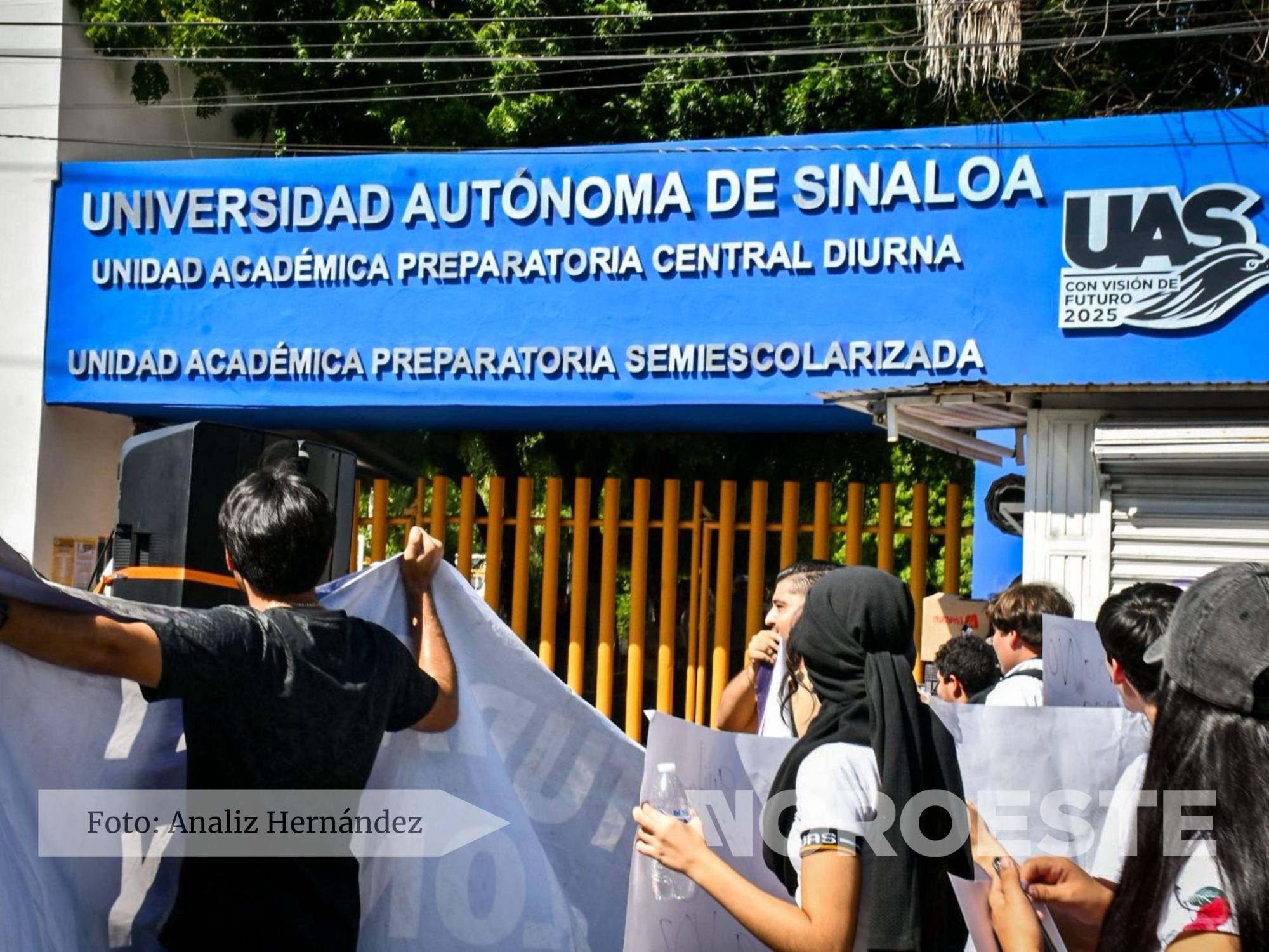 $!#Galería | Estudiantes de la UAS en Culiacán llevan protesta al Congreso de Sinaloa