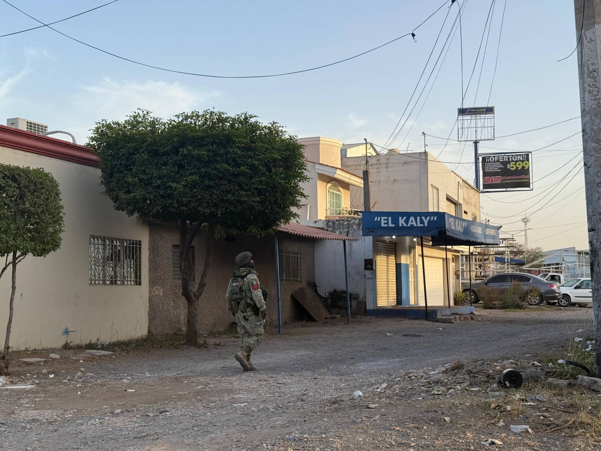 $!Persecución armada deja daños en dos viviendas de la colonia Guadalupe Victoria, en Culiacán