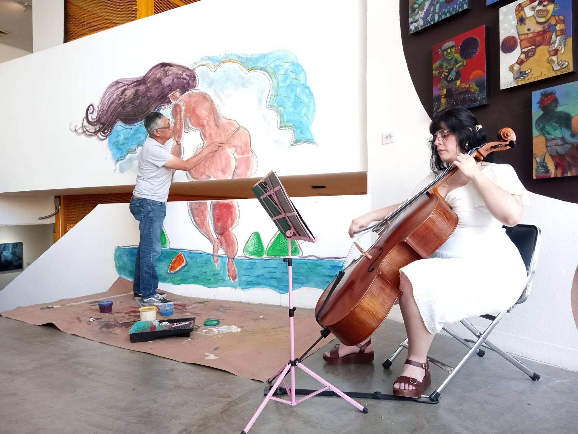 $!Entre líneas y trazos, Ito Contreras realiza su obra, lo acompañó la violonchelista Abilene Laksmi Gaxiola Cuén.