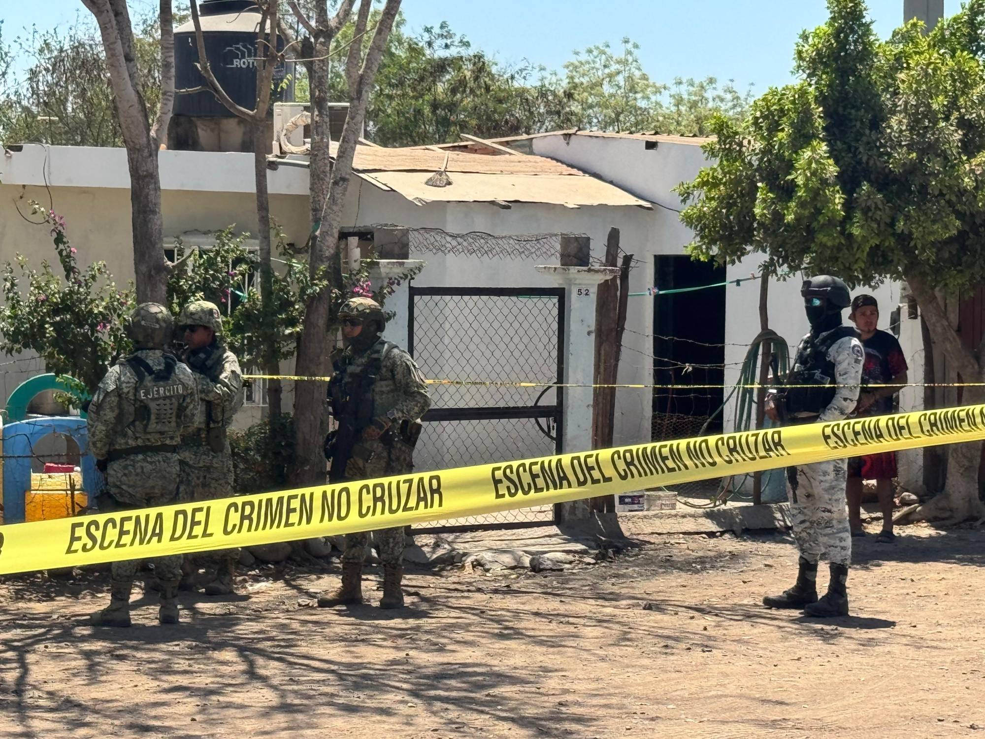 $!El 12 de mayo, Animal Político y el diario Noroeste realizaron un recorrido por diferentes escenas del crimen en Culiacán. En la imagen, soldados custodian una tienda de abarrotes donde fue asesinado a balazos un hombre mientras jugaba a unas maquinitas.