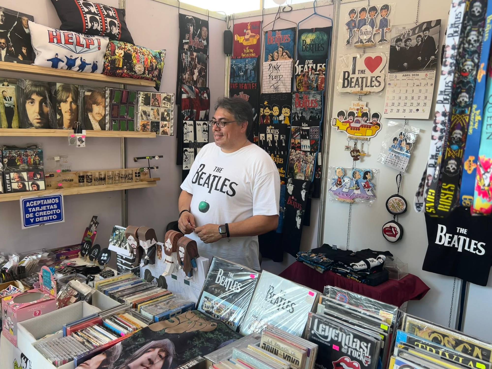 $!El comerciante, que está de visita Culiacán por primera vez, comenta que su experiencia ha derribado sus prejuicios iniciales sobre el gusto musical local.