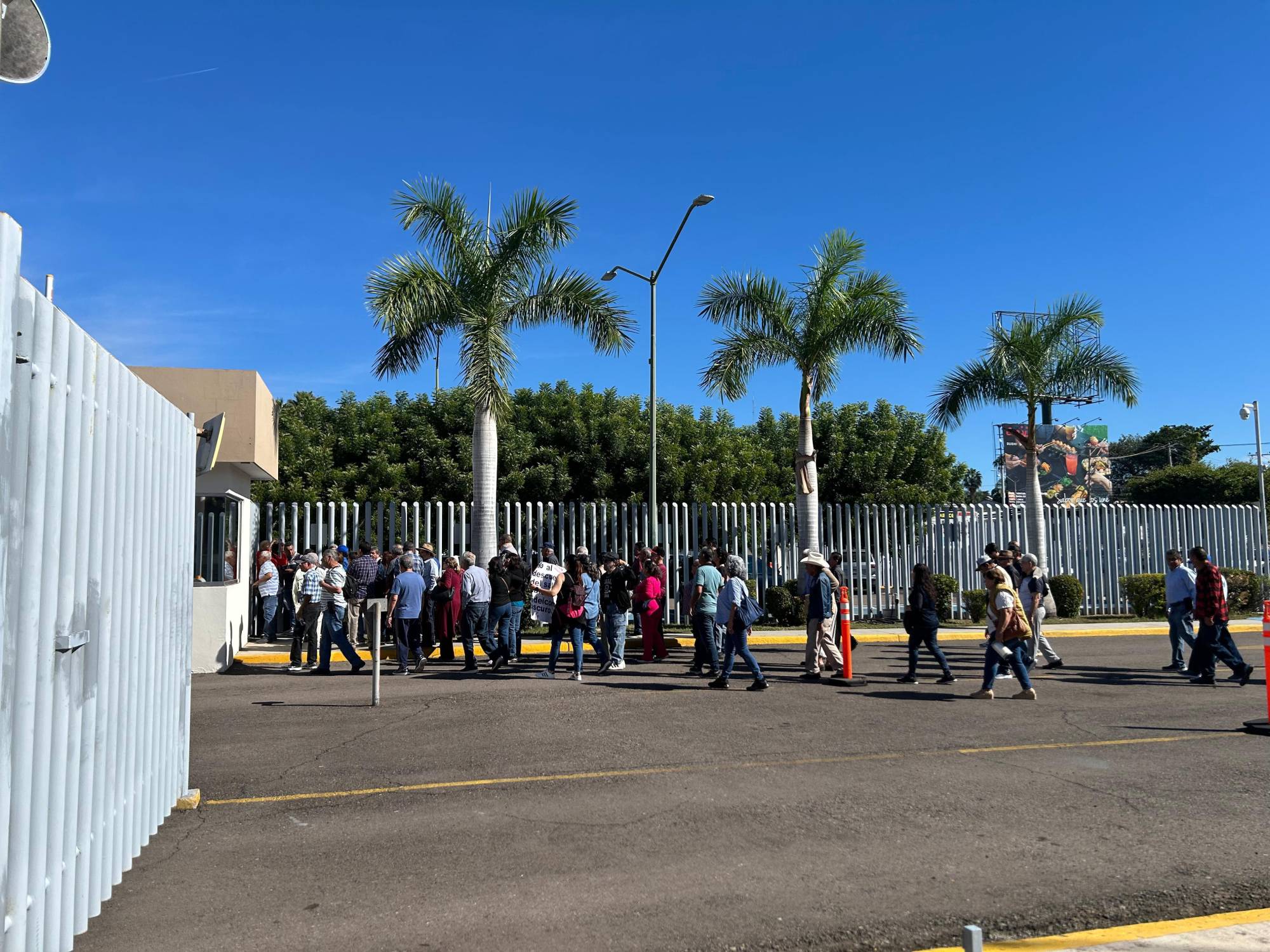 $!Jubilados de la UAS se manifiestan en el Congreso de Sinaloa