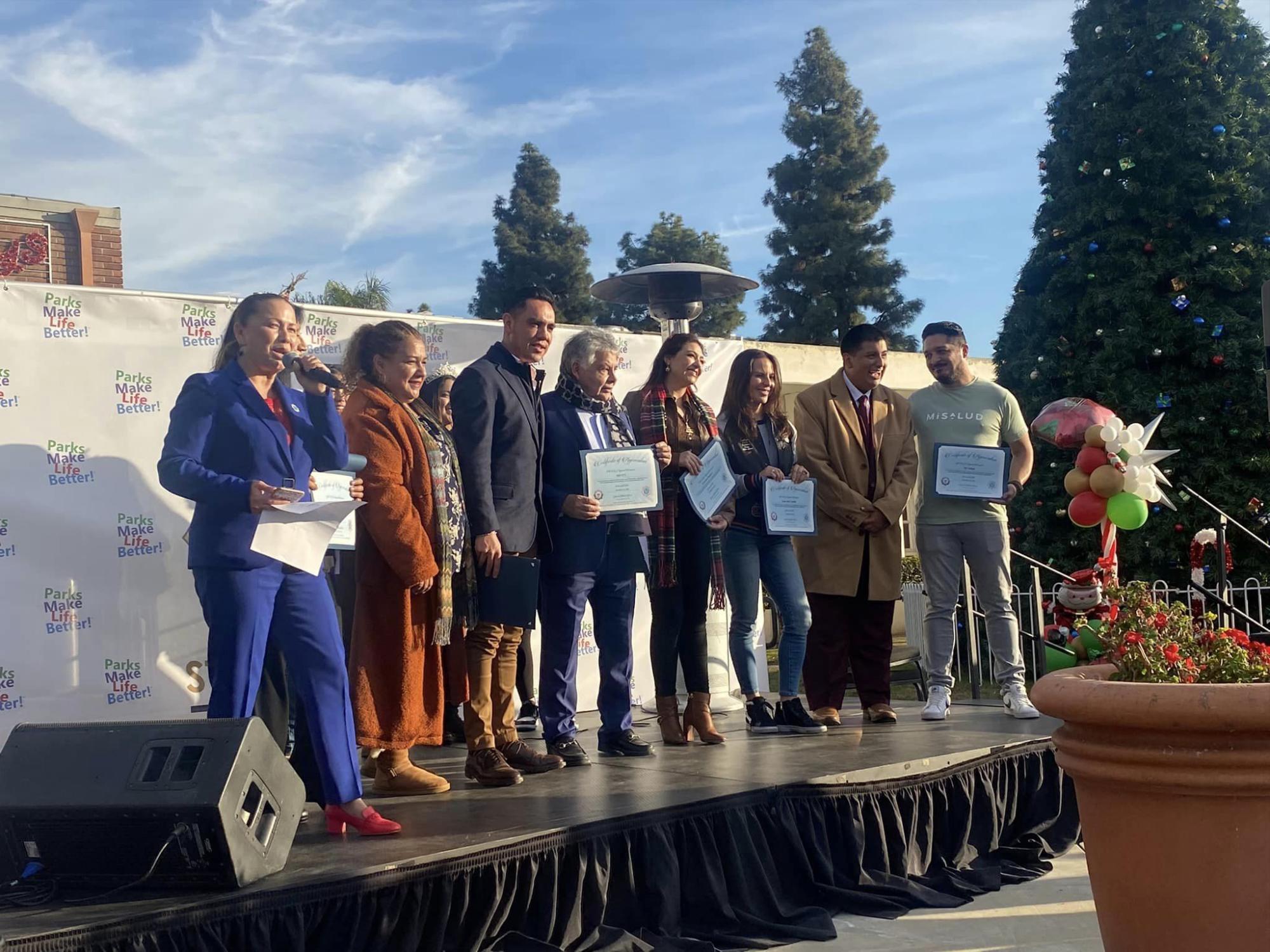 $!Se convierte Kate del Castillo en ‘Santa Claus’ reparte juguetes en California