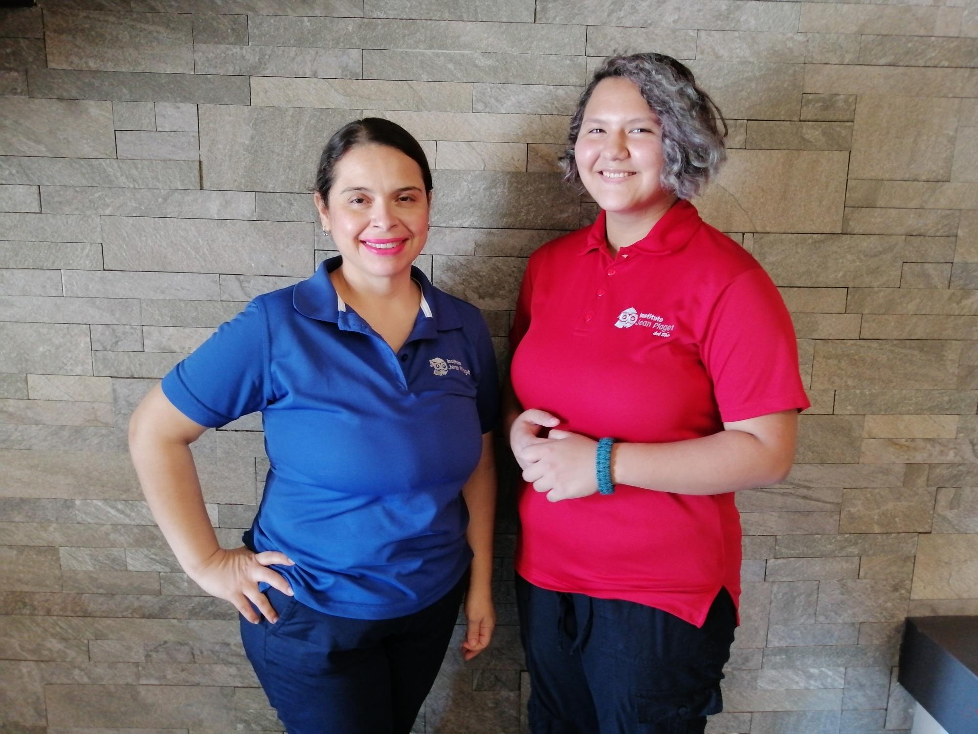 $!Danna, junto a su asesora, la maestra Rosa Amelia Trejo.