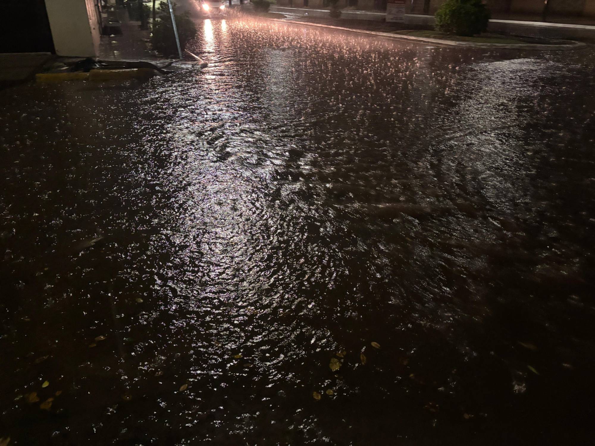 $!Lluvia fuerte y caída de granizo azotan a Culiacán este martes