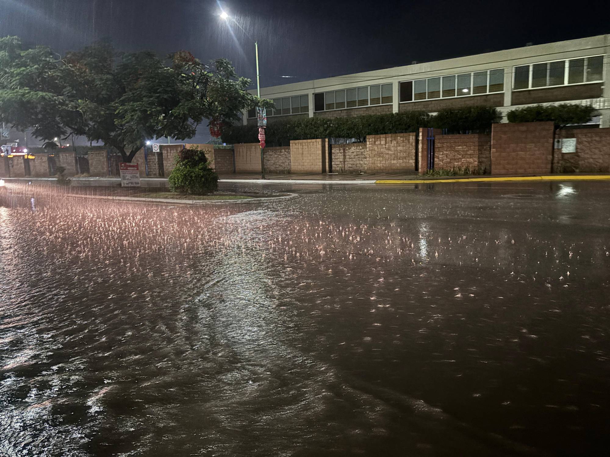 $!Lluvia fuerte y caída de granizo azotan a Culiacán este martes
