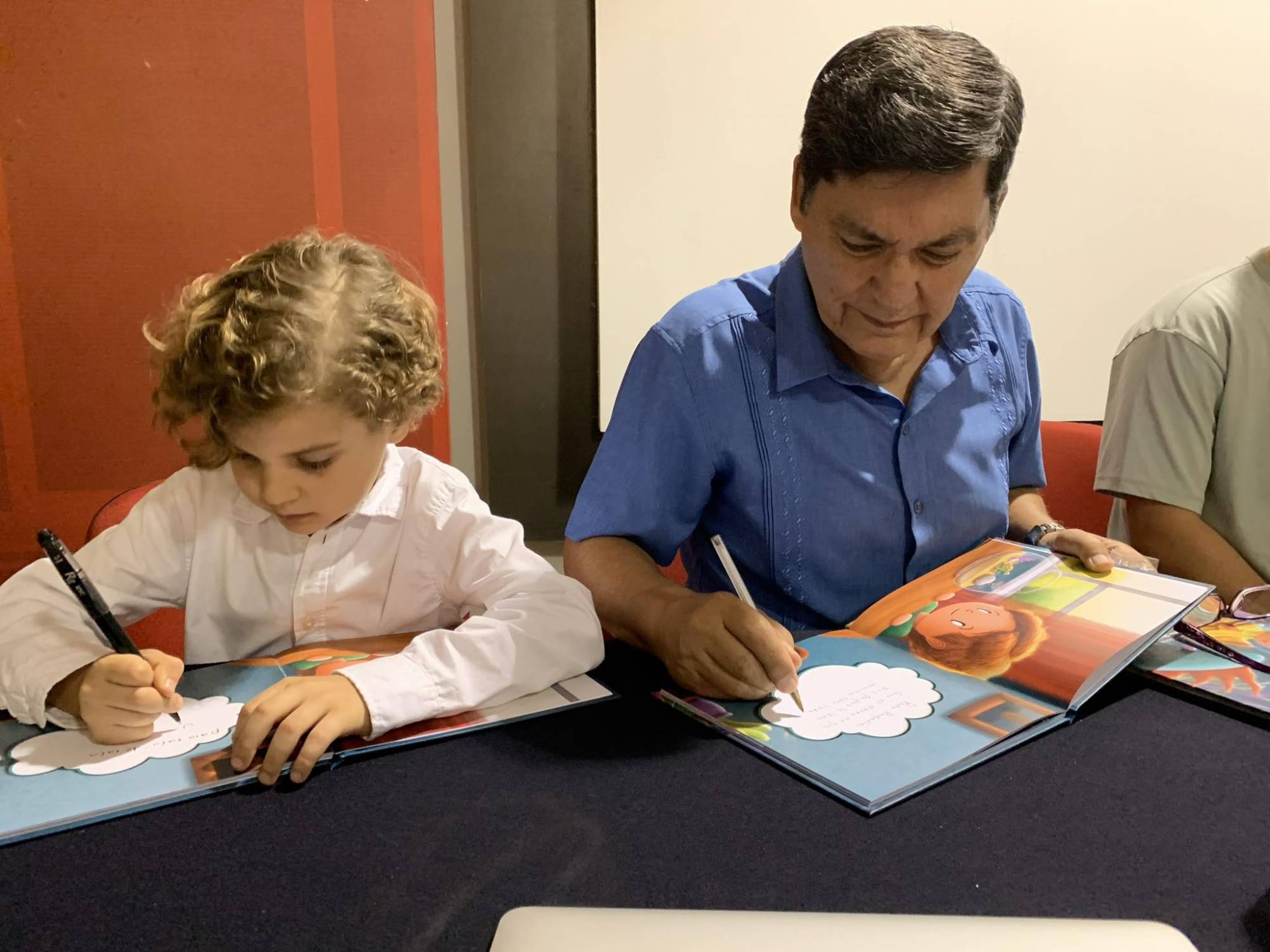 $!Rafa, protagonista del cuento, y Carlos Zazueta, el autor, durante la firma de libros.