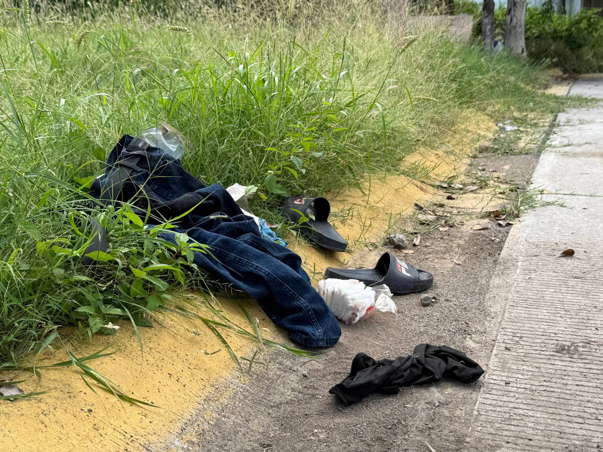 $!Enfrentamiento deja una persona sin vida, dos detenidos y armas aseguradas, en Culiacán