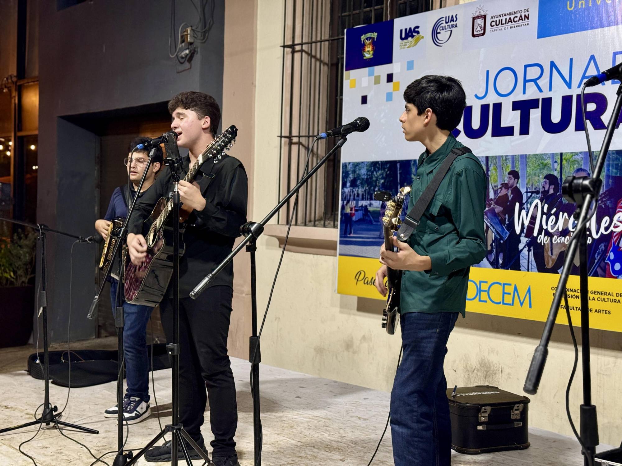 $!William Monárrez estuvo acompañado de Iker León en el bajo y Omar Ochoa al acordeón.