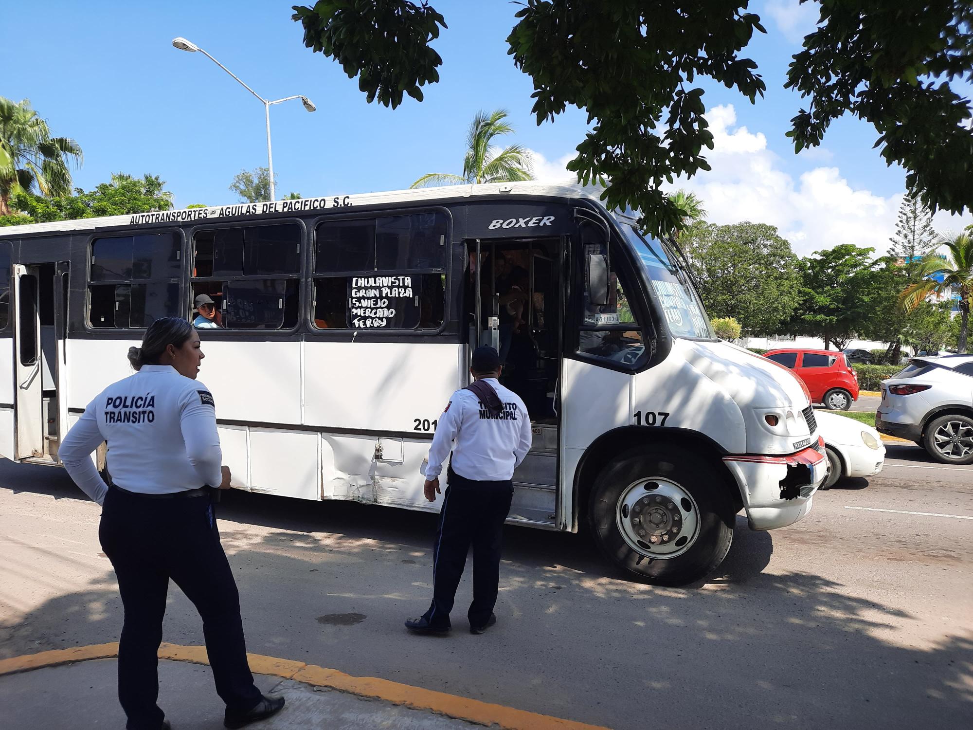 $!Protesta de la UAS en Mazatlán genera caos vial en la Ejército Mexicano
