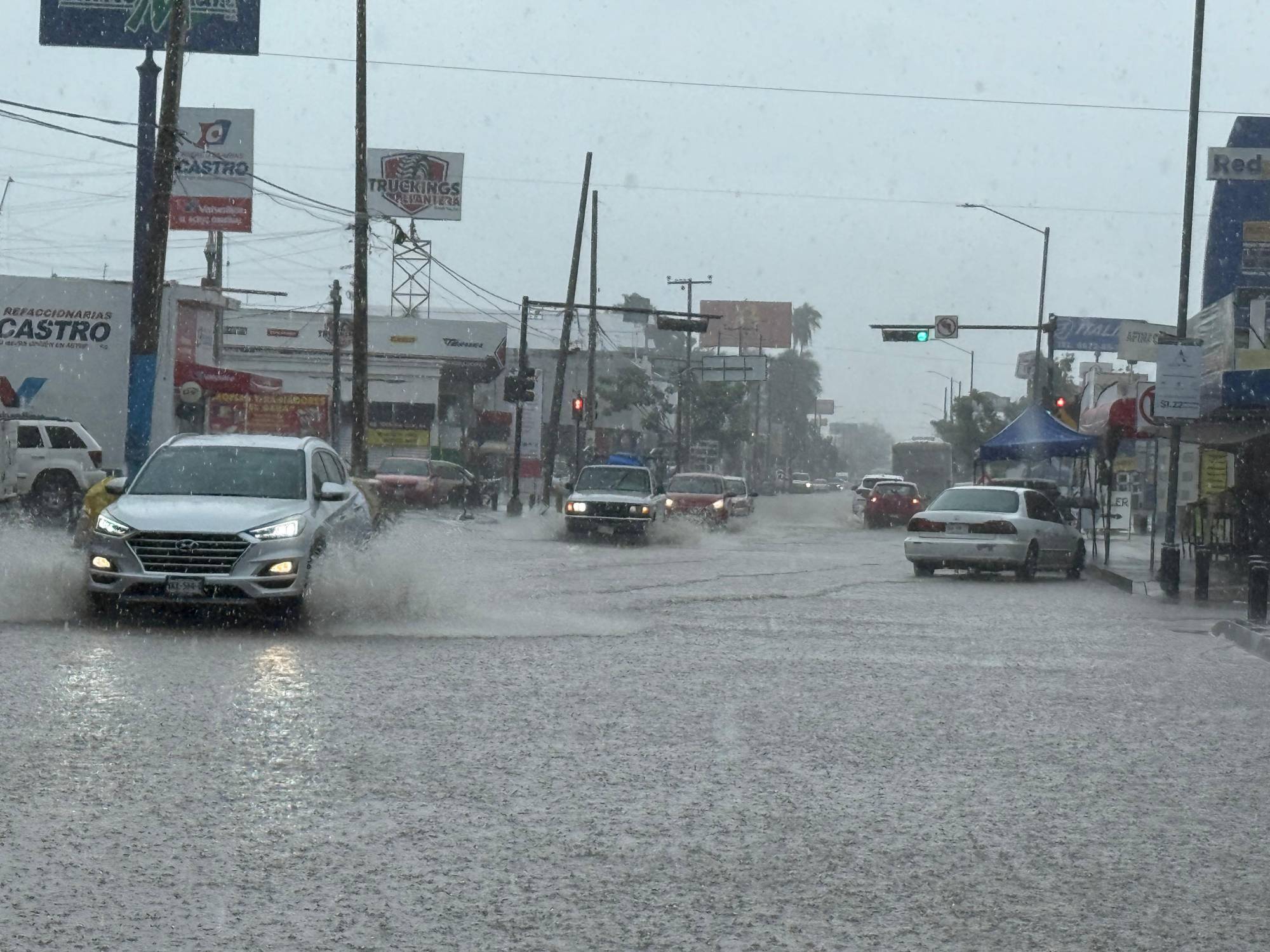 $!Cierran vialidades en Culiacán por acumulación de agua tras fuertes lluvias