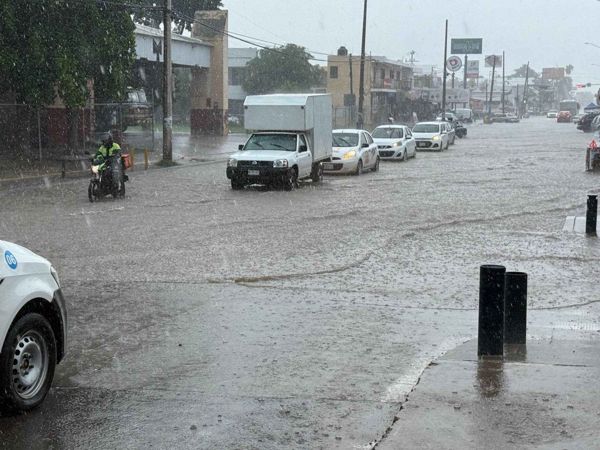 $!Cierran vialidades en Culiacán por acumulación de agua tras fuertes lluvias