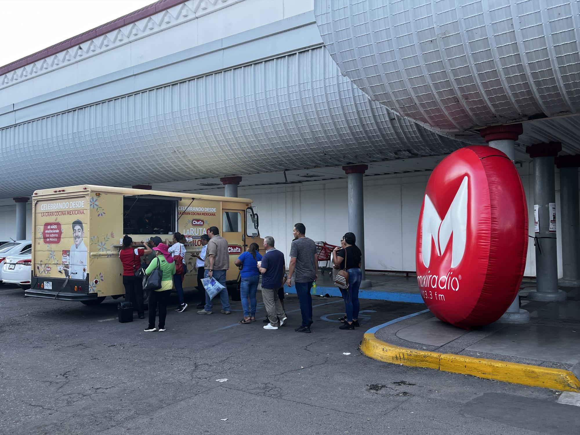 $!Gran afluencia ha tenido el food truck de productos Chata.