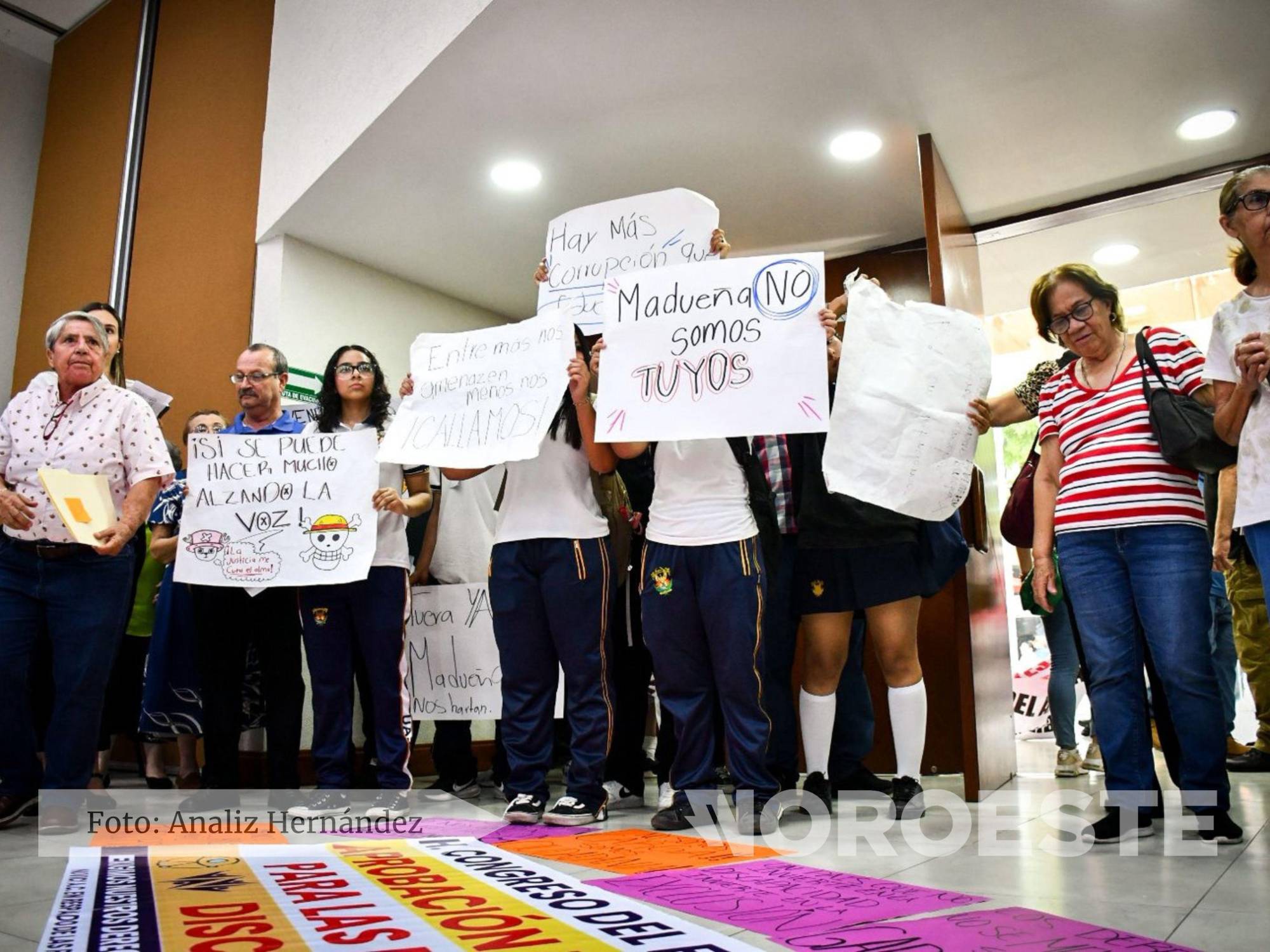 $!#Galería | Estudiantes de la UAS en Culiacán llevan protesta al Congreso de Sinaloa
