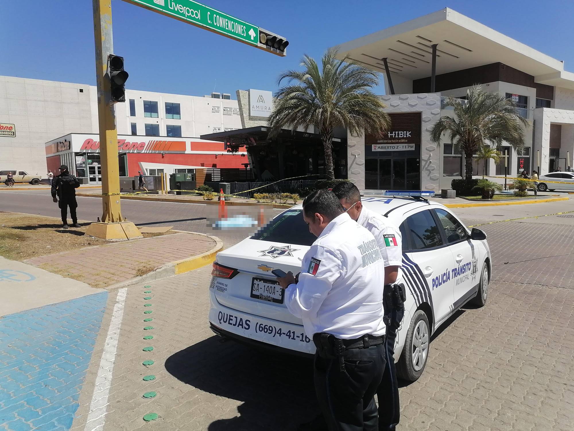 $!Mujer muere arrollada por camión urbano de los rojos frente a centro comercial de Marina Mazatlán