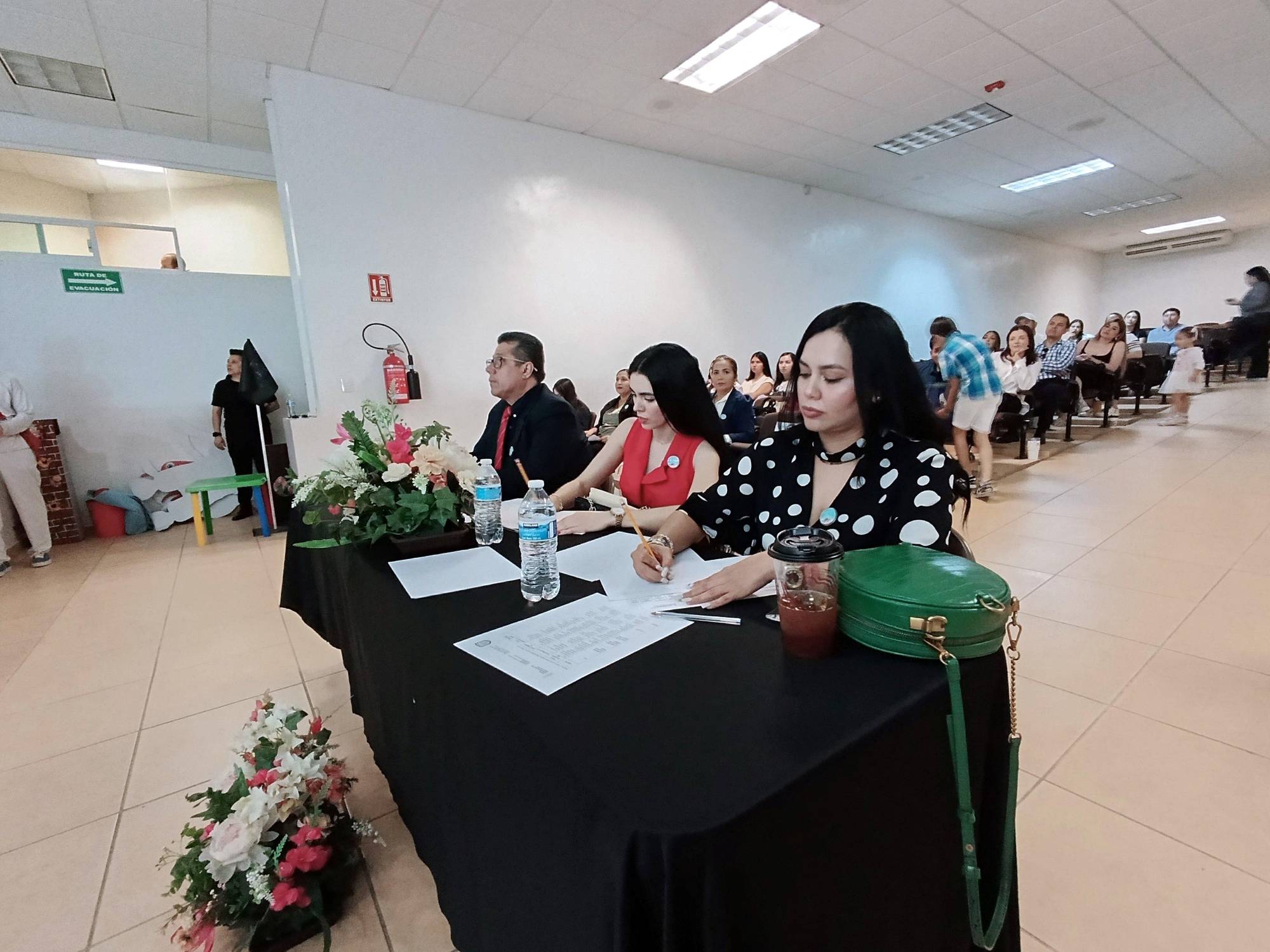 $!El Jurado Calificador se integró por Karen Oliva del Sector 5, Norma Paola Ramírez de Educación Artística y el orador Guillermo Quintero.