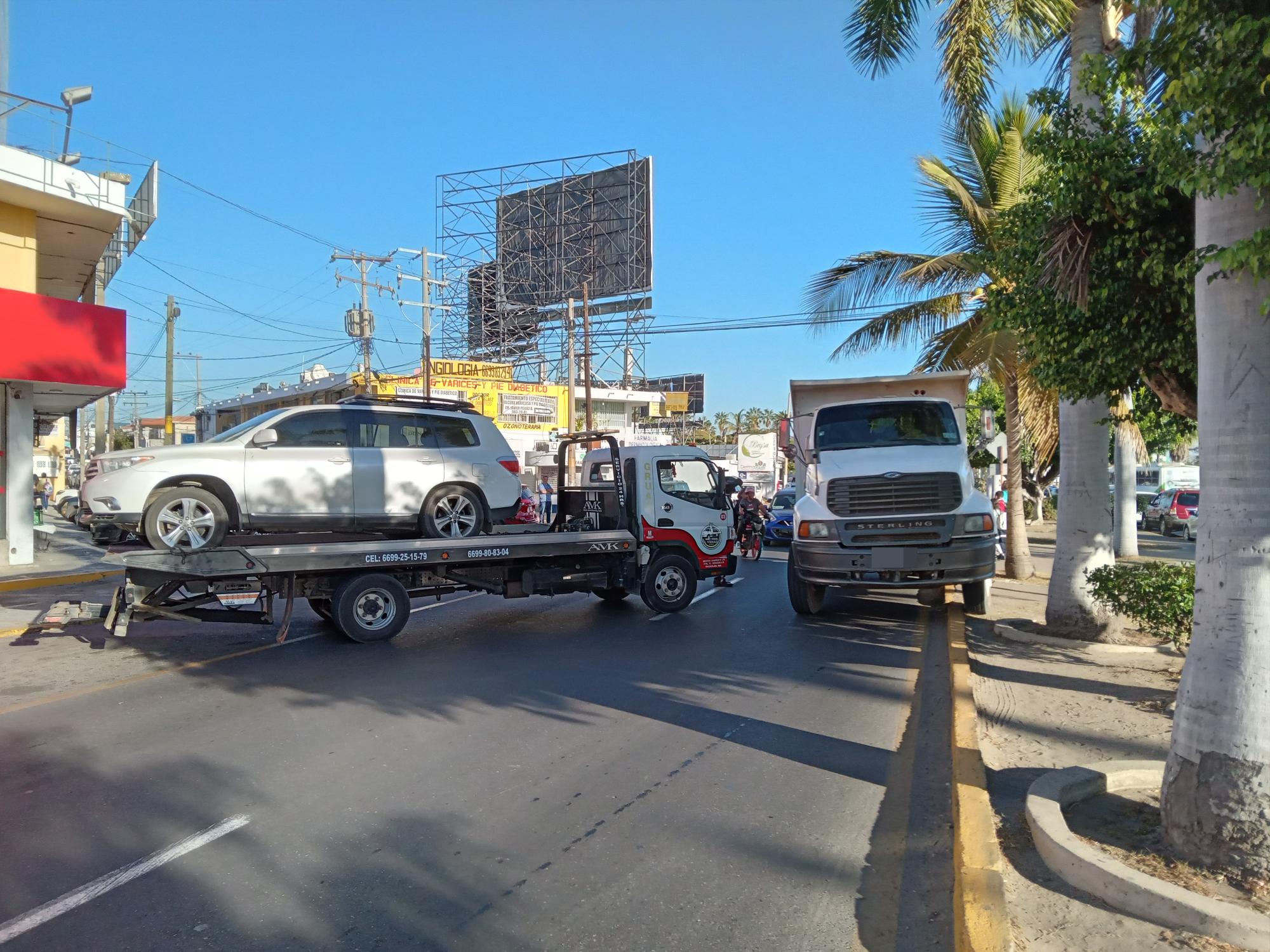 $!‘Barren’ con carros estacionados en línea amarilla alrededor de IMSS; se quejan usuarios
