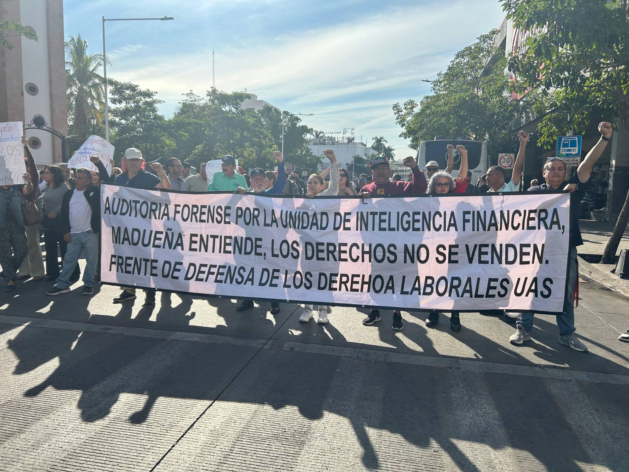 $!Trabajadores de la UAS protestan en plena víspera de Navidad para exigir auditoría forense y respeto