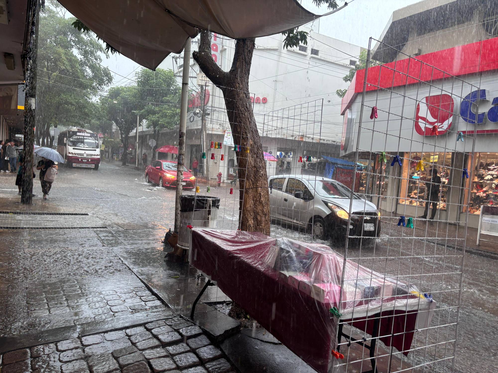 $!Intensa lluvia cae sobre Culiacán; PC llama a extremar precauciones