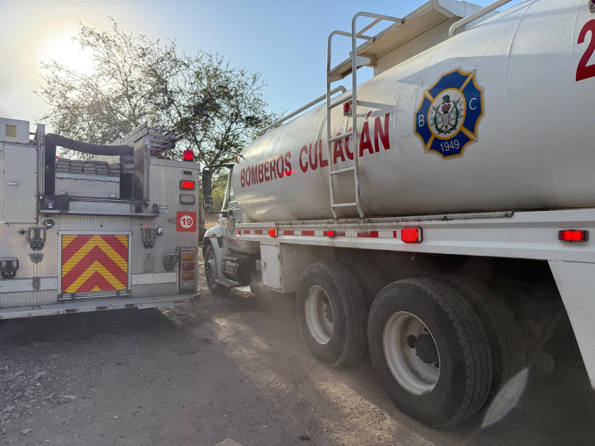 $!Incendio consume almacén de tarimas en el campo El 10, al sur de Culiacán