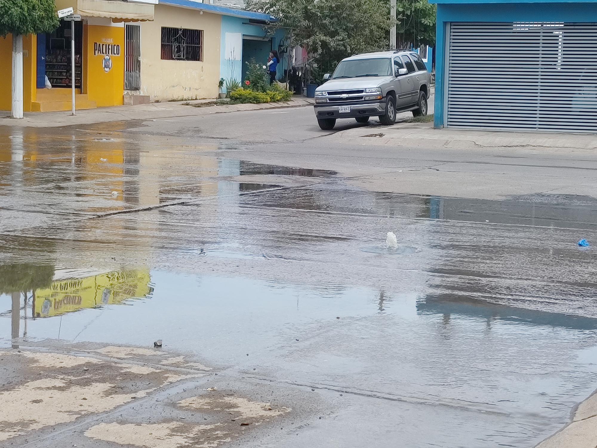 $!Aguas negras inundan calles de Santa Teresa en Mazatlán
