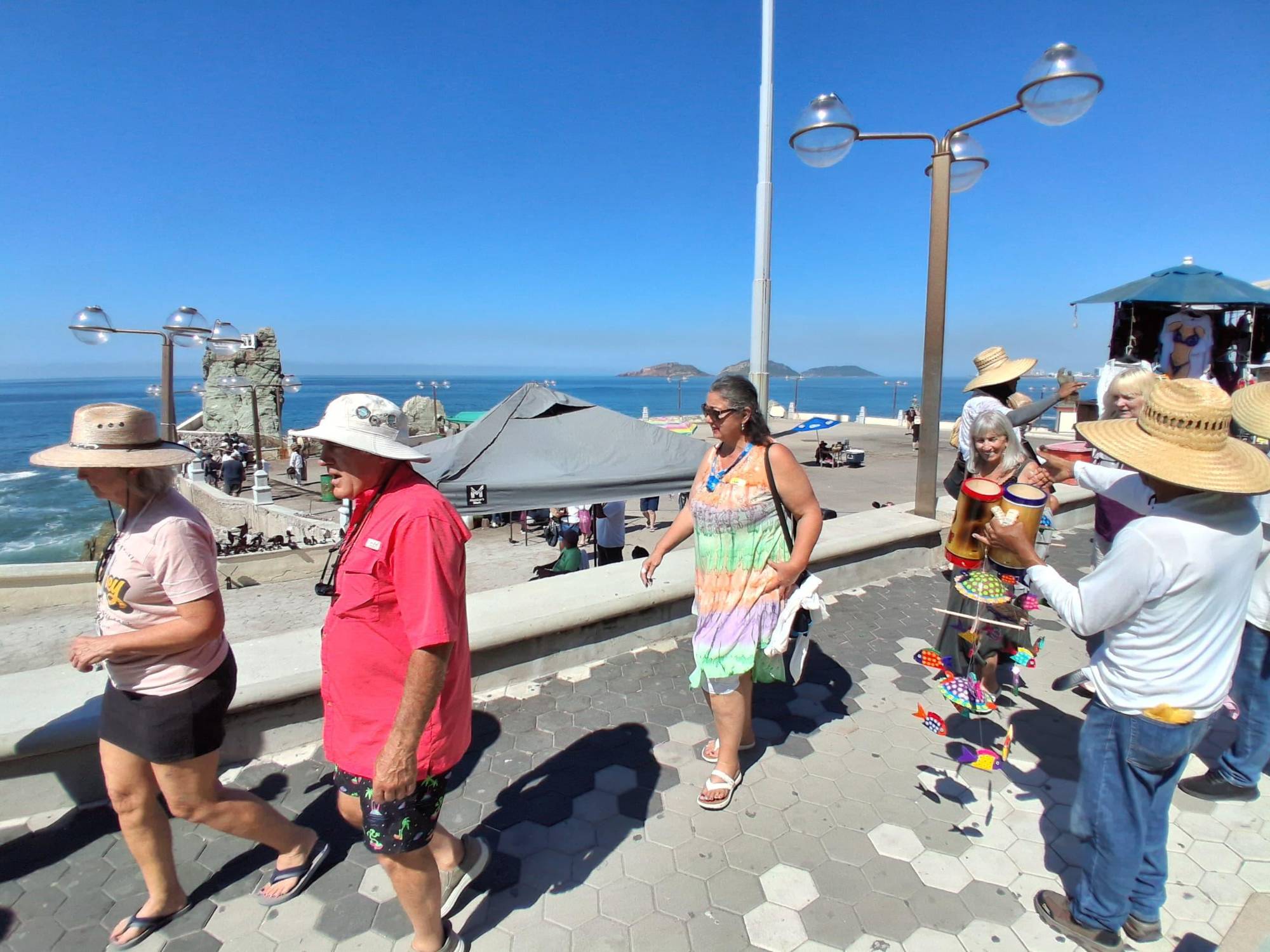 $!Más de 11 mil cruceristas llegan a Mazatlán con el arribo de dos buques