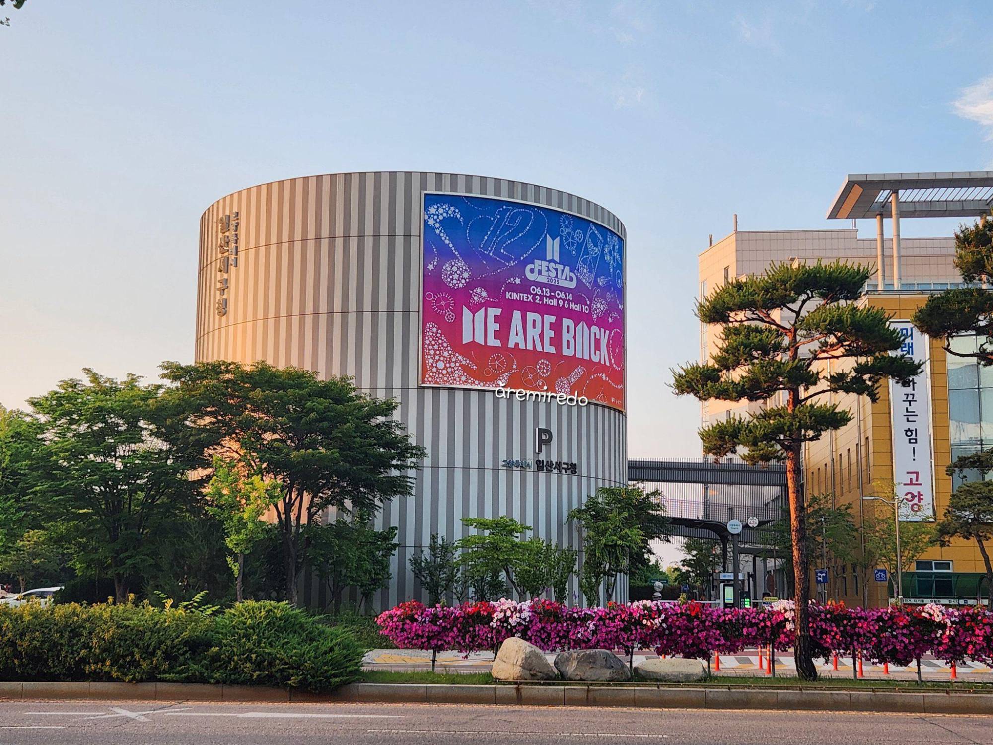 $!Diversos edificios promocionan el regreso de la banda surcoreana.